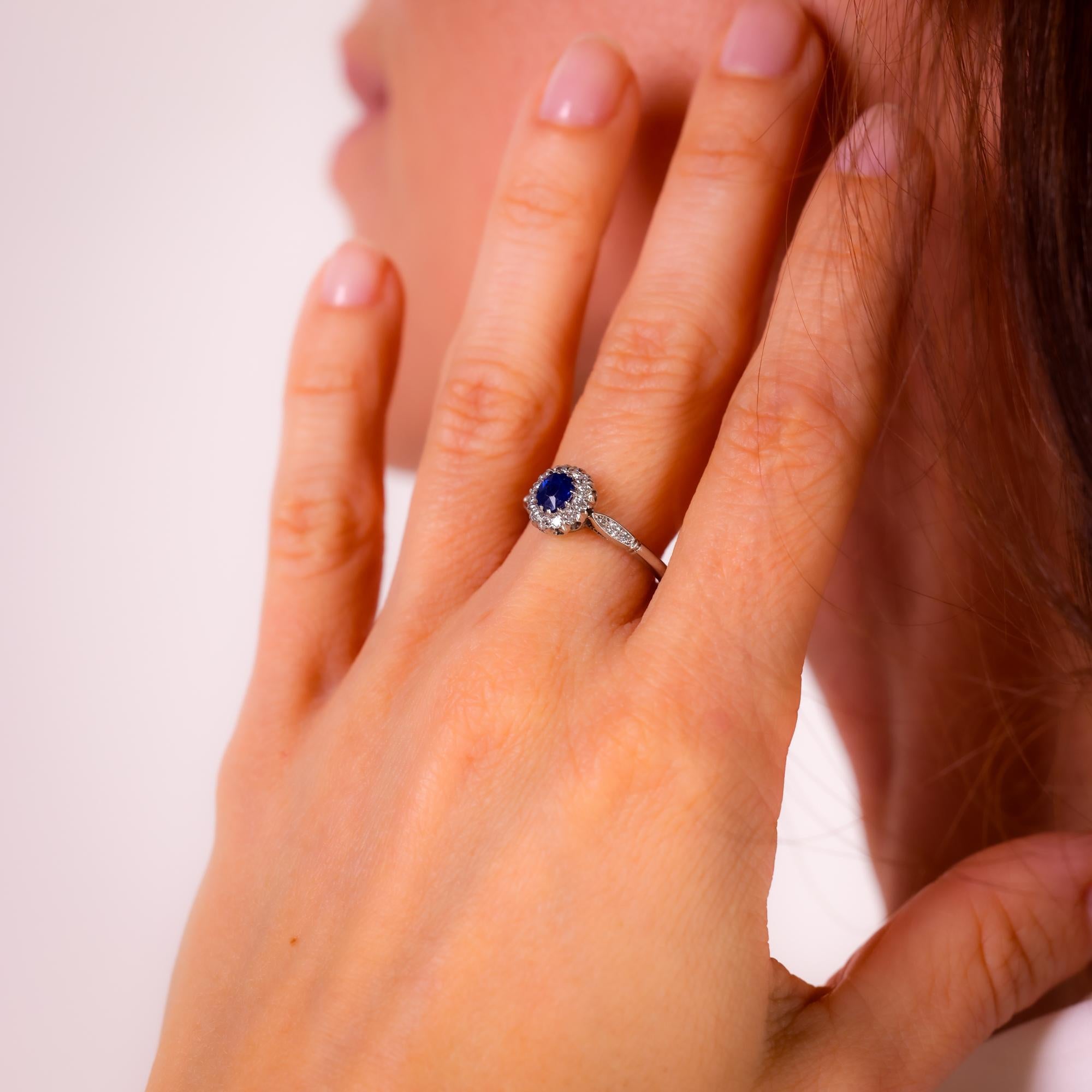 Cette bague moderne en platine d'inspiration Elegardienne met en valeur un saphir de 0,49 carat, encadré par d'étincelants diamants de taille européenne ancienne pour une esthétique vintage élégante.

Pierre centrale : Saphir bleu de taille ovale