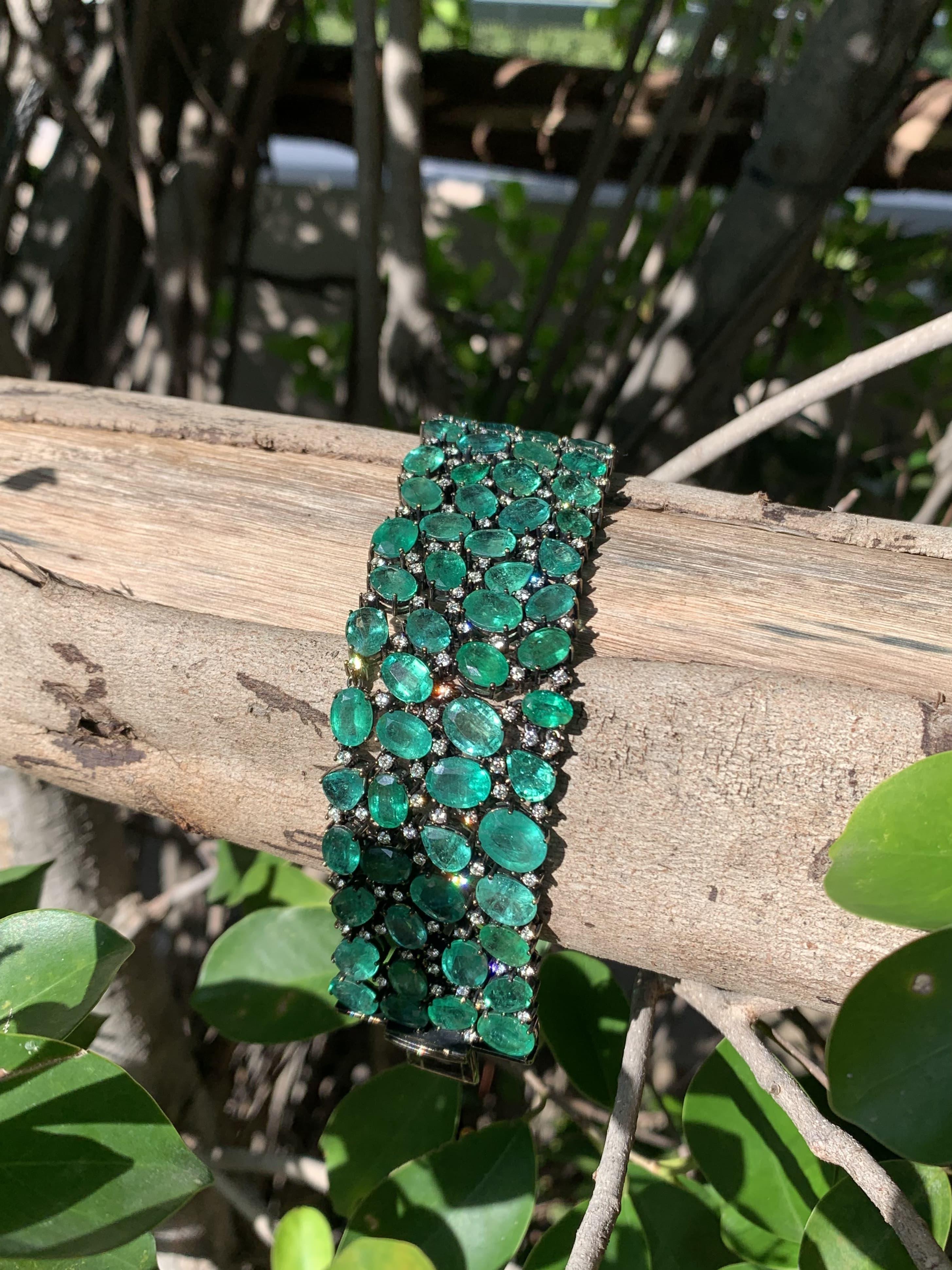 Mixed Cut 115.21 Ct Zambian Emerald studded Contemporary Statement Bracelet in 18K Gold For Sale