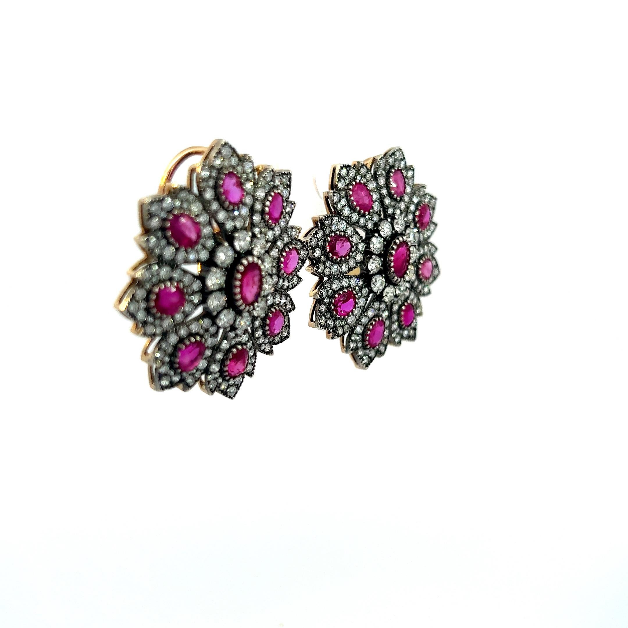 Ti presentiamo il nostro splendido orecchino con diamante antico e rubino, un vero e proprio pezzo forte che aggiungerà un tocco di eleganza e lusso a qualsiasi abbigliamento. Questo orecchino presenta uno splendido rubino birmano non riscaldato da