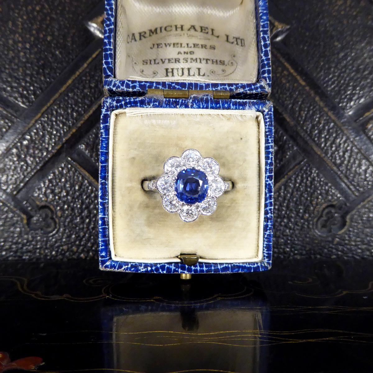 Bague de style édouardien en platine avec saphir de 1,50 carat et grappe de diamants de 1,10 carat en vente 4