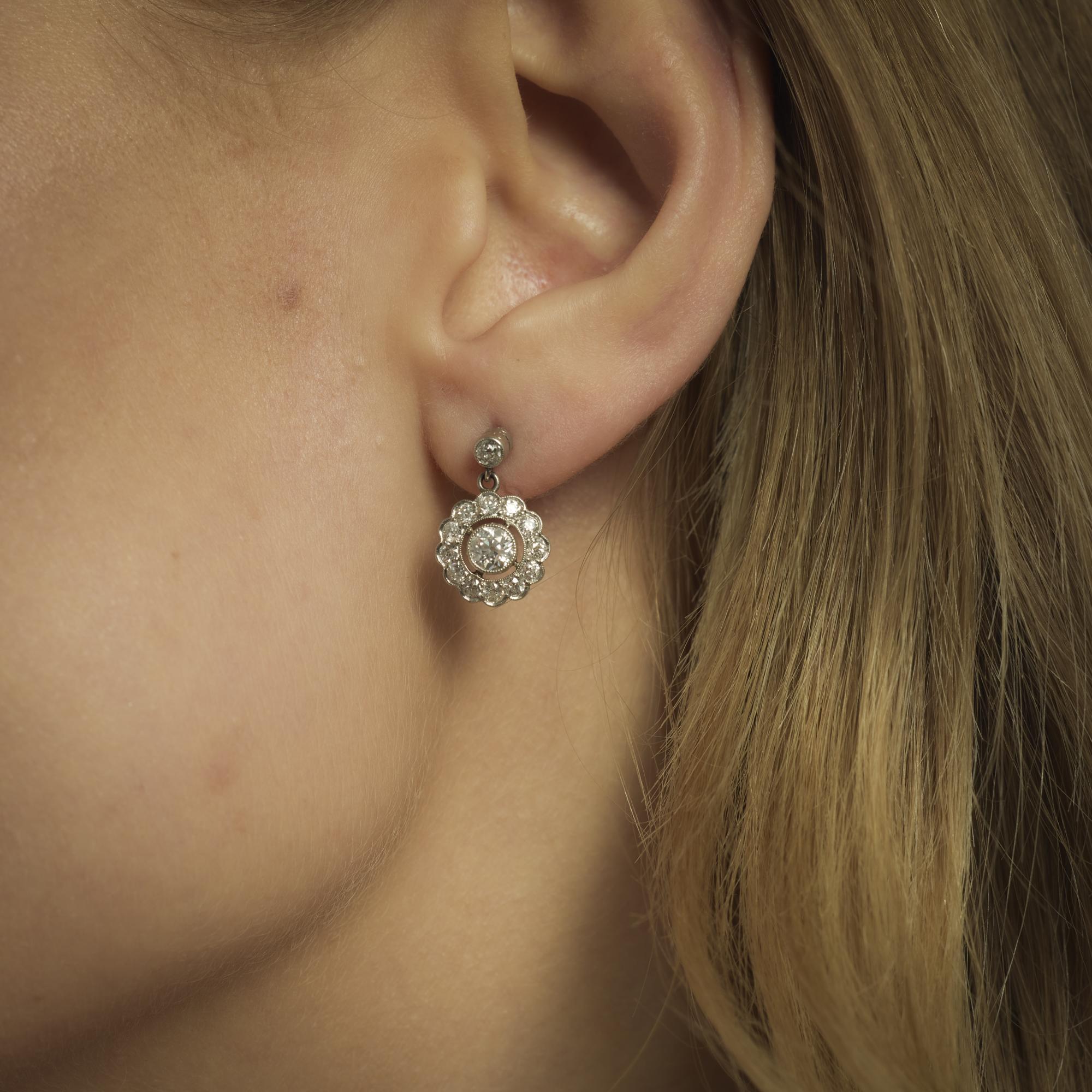 Pendientes flor de diamantes en platino estilo eduardiano de 1,70 quilates de peso total en Bueno estado para la venta en Beverly Hills, CA