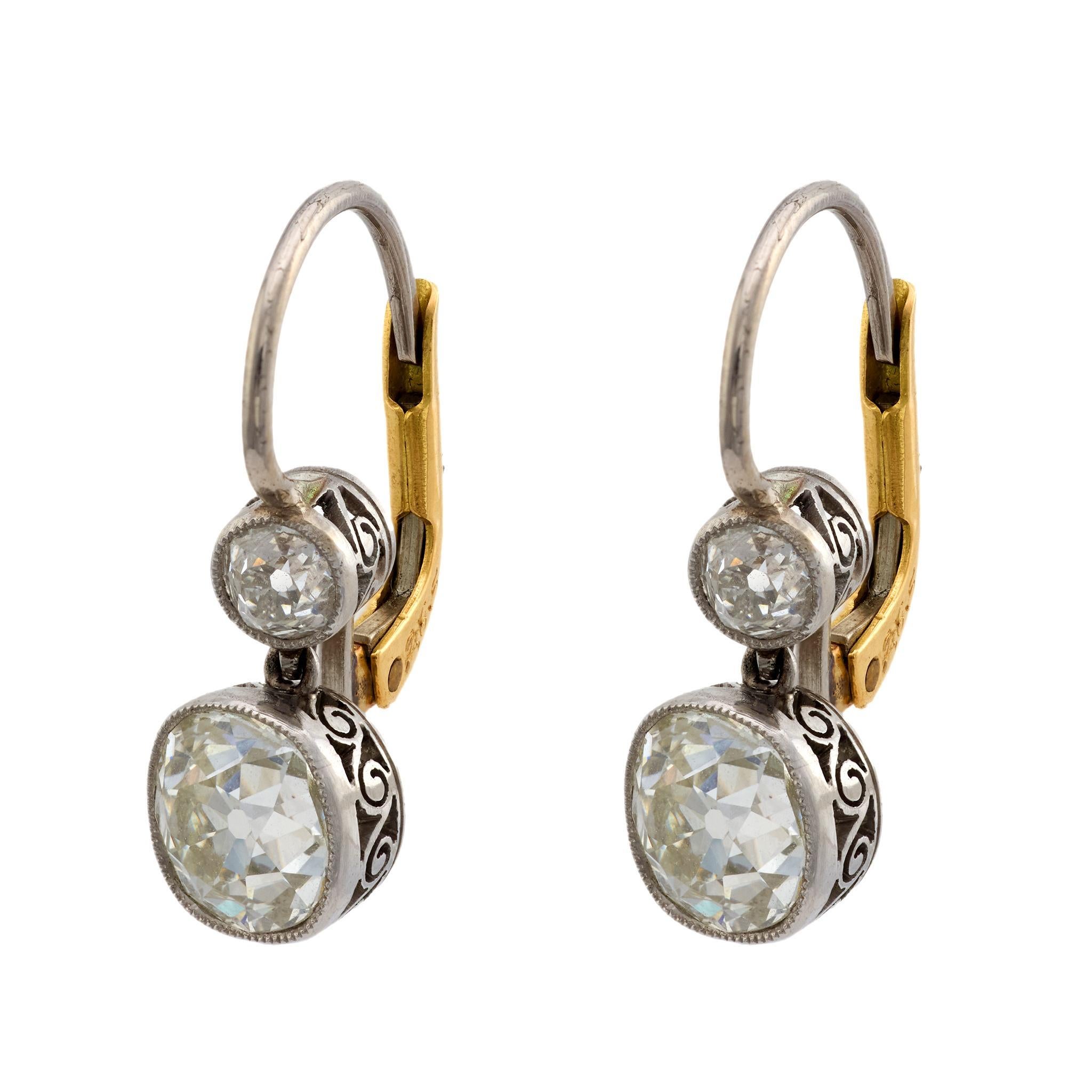 Edwardian style 2.65 carat diamond 18k gold and platinum drop earrings In Good Condition For Sale In Beverly Hills, CA