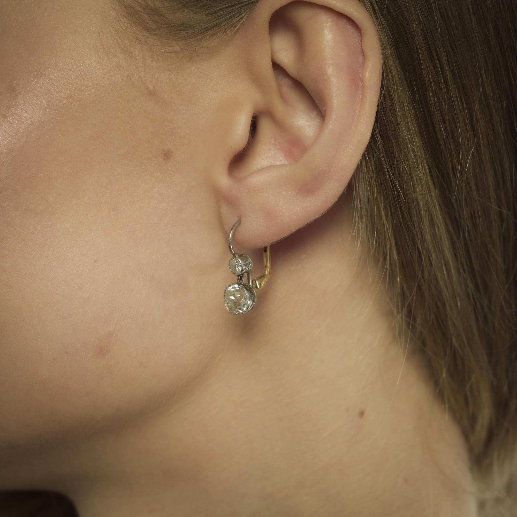Women's Edwardian style 2.65 carat diamond 18k gold and platinum drop earrings For Sale