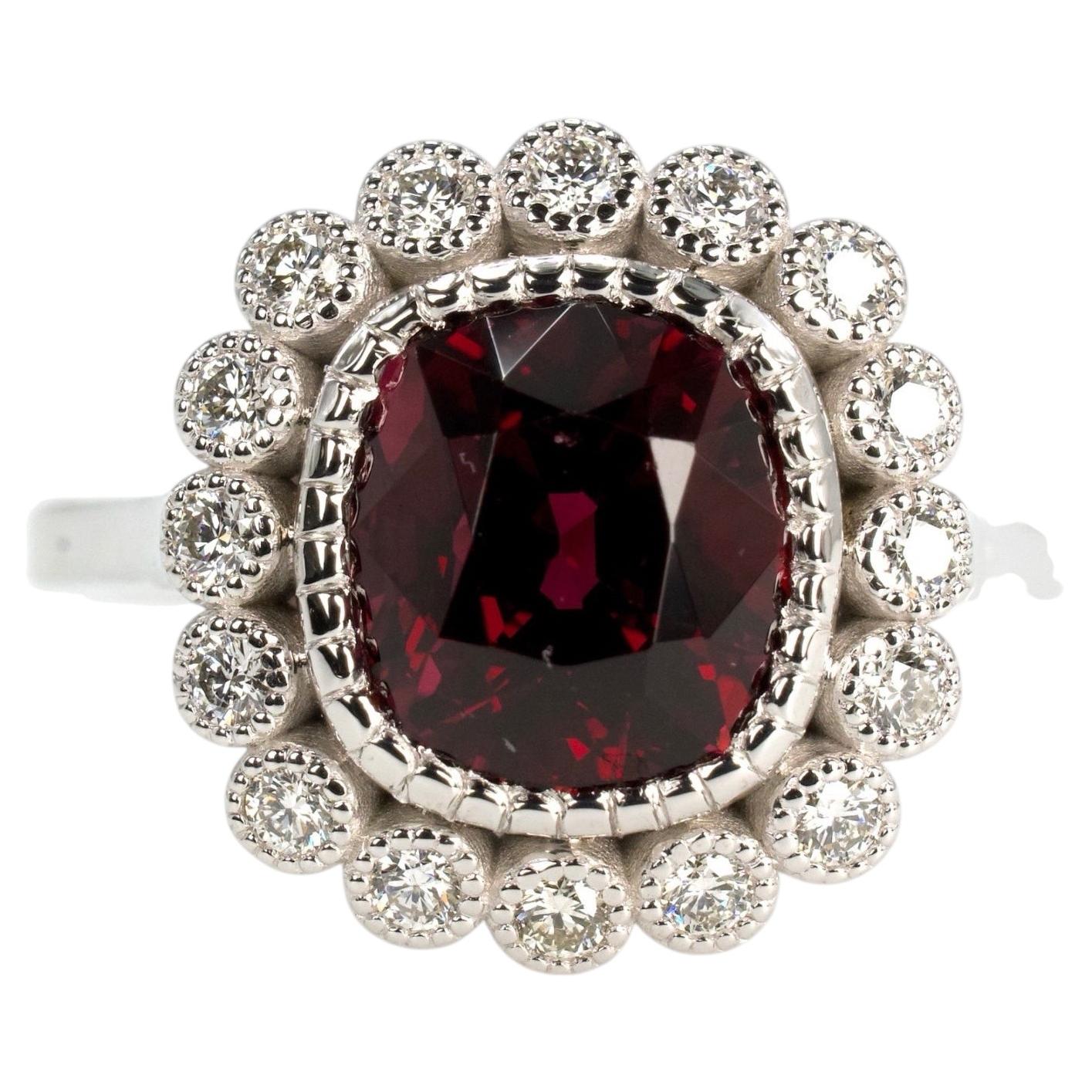 Bague en or blanc de style édouardien avec halo de spinelles birmans et de diamants de 2,78 carats GIA