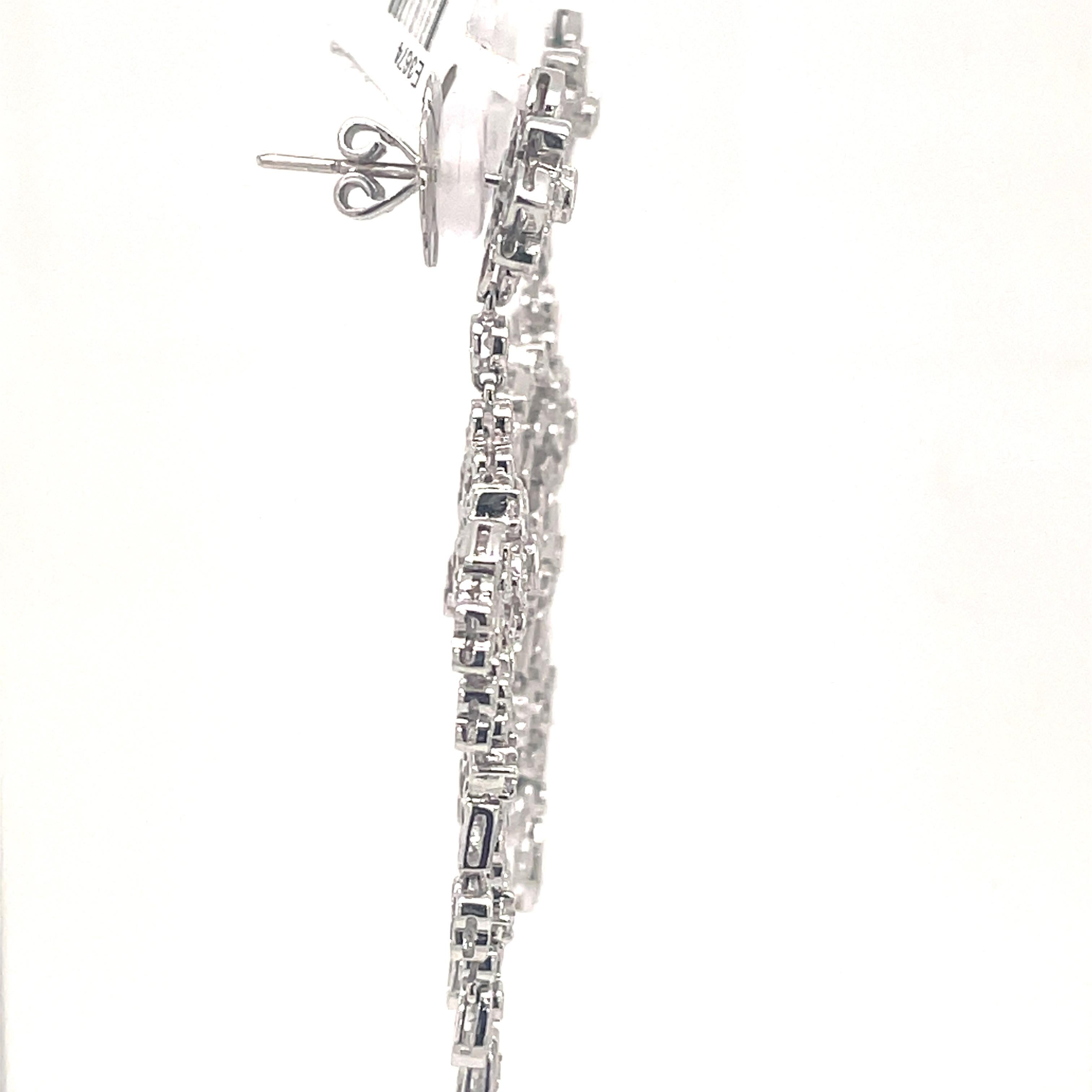 Kronleuchter-Ohrringe im edwardianischen Stil mit 3,66 Karat runden Diamanten 18k Weißgold im Zustand „Neu“ im Angebot in BEVERLY HILLS, CA