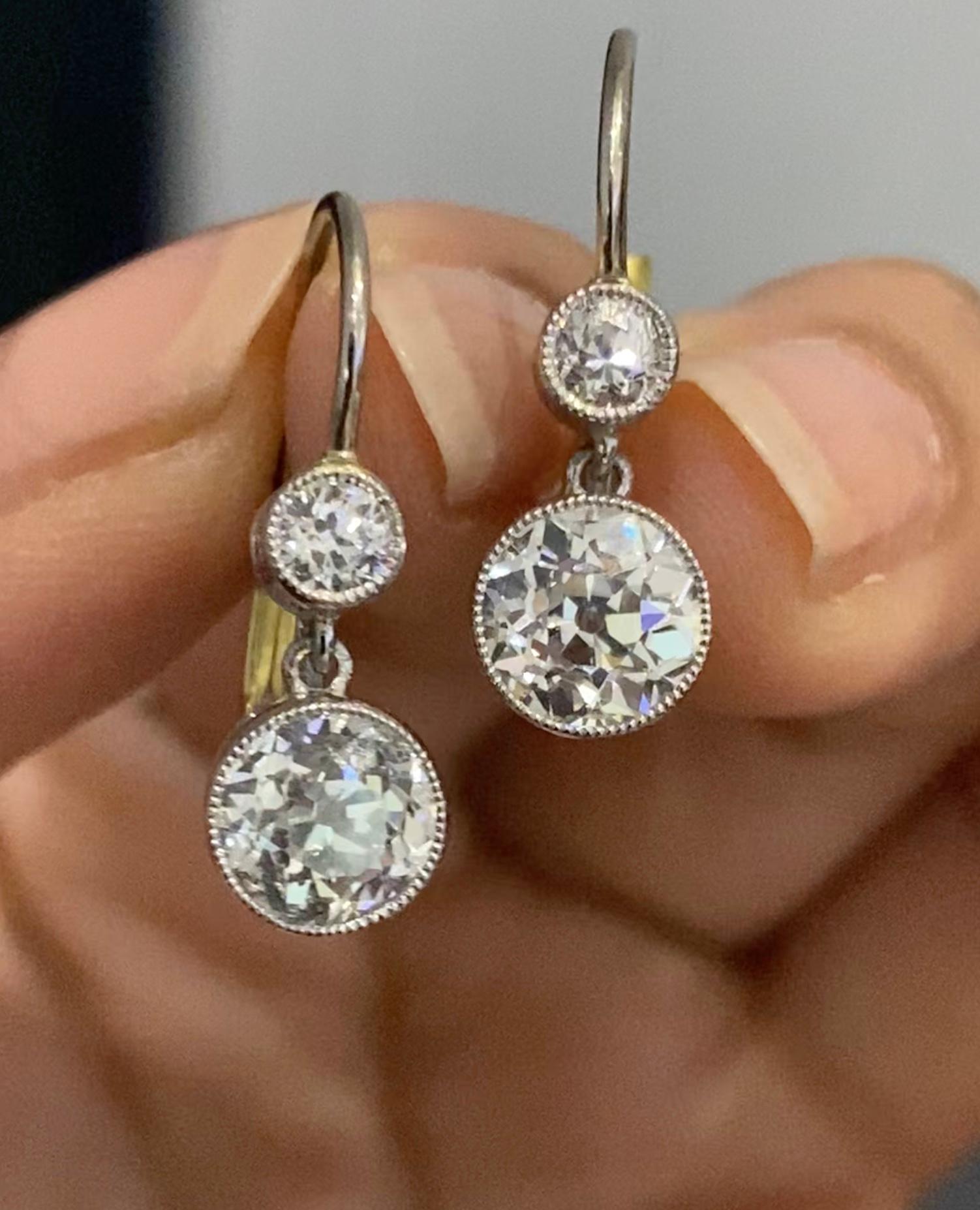 Taglio rotondo Orecchini pendenti in oro e platino con diamanti da 3,77 carati in stile edoardiano in vendita