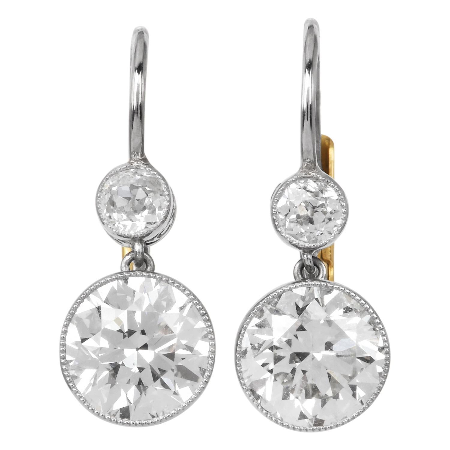Orecchini pendenti in oro e platino con diamanti da 3,77 carati in stile edoardiano In condizioni ottime in vendita a Miami, FL
