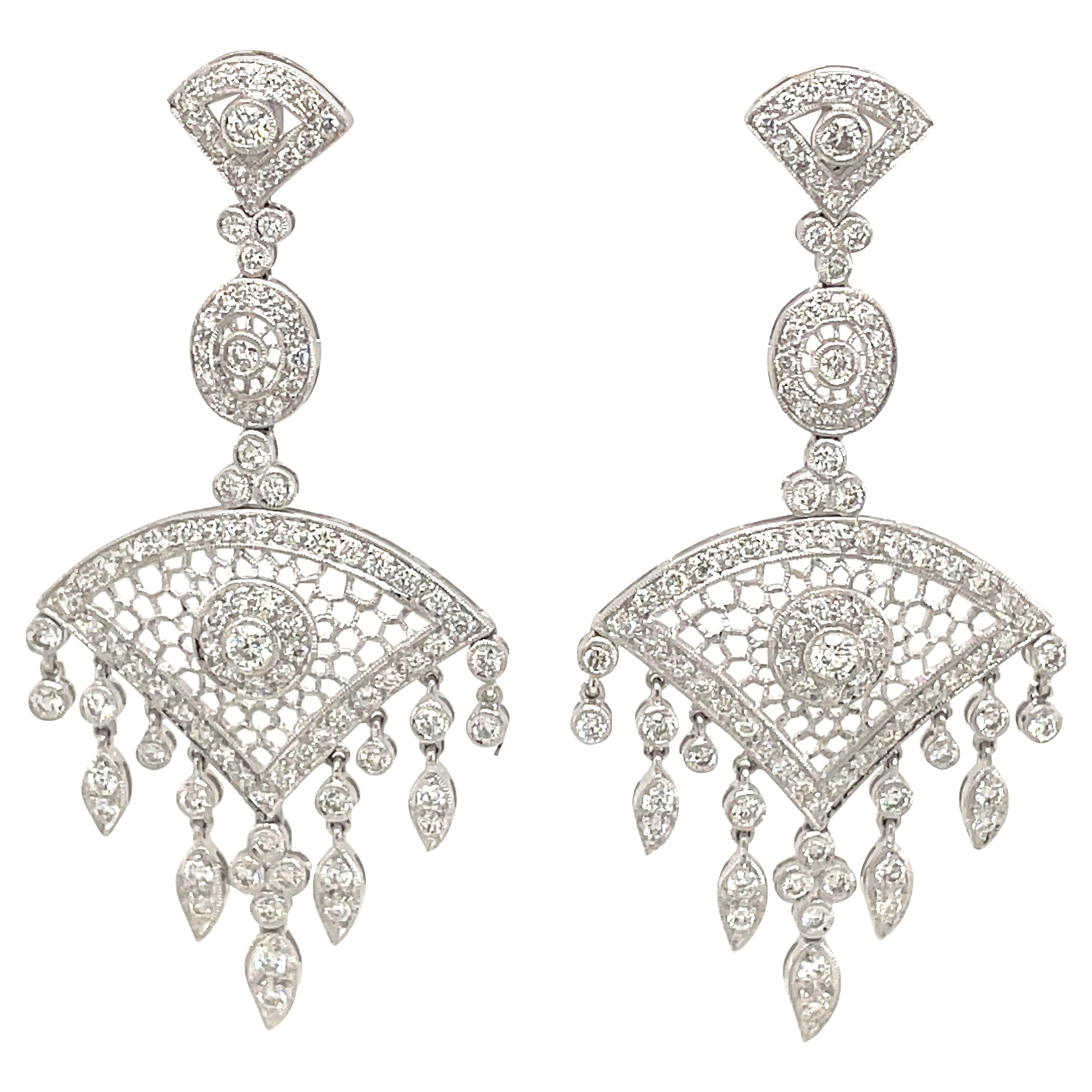 Boucles d'oreilles chandelier de style édouardien en or blanc 18 carats avec diamants de 3,92 carats