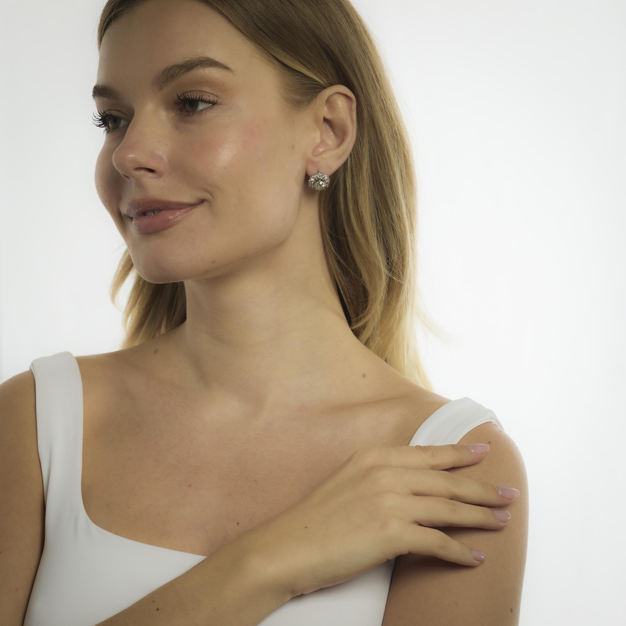 Ces boucles d'oreilles vintage en platine de style édouardien présentent deux diamants de taille européenne ancienne totalisant 2,80 carats, entourés de 2 carats d'accents de couleur G-H étincelants.