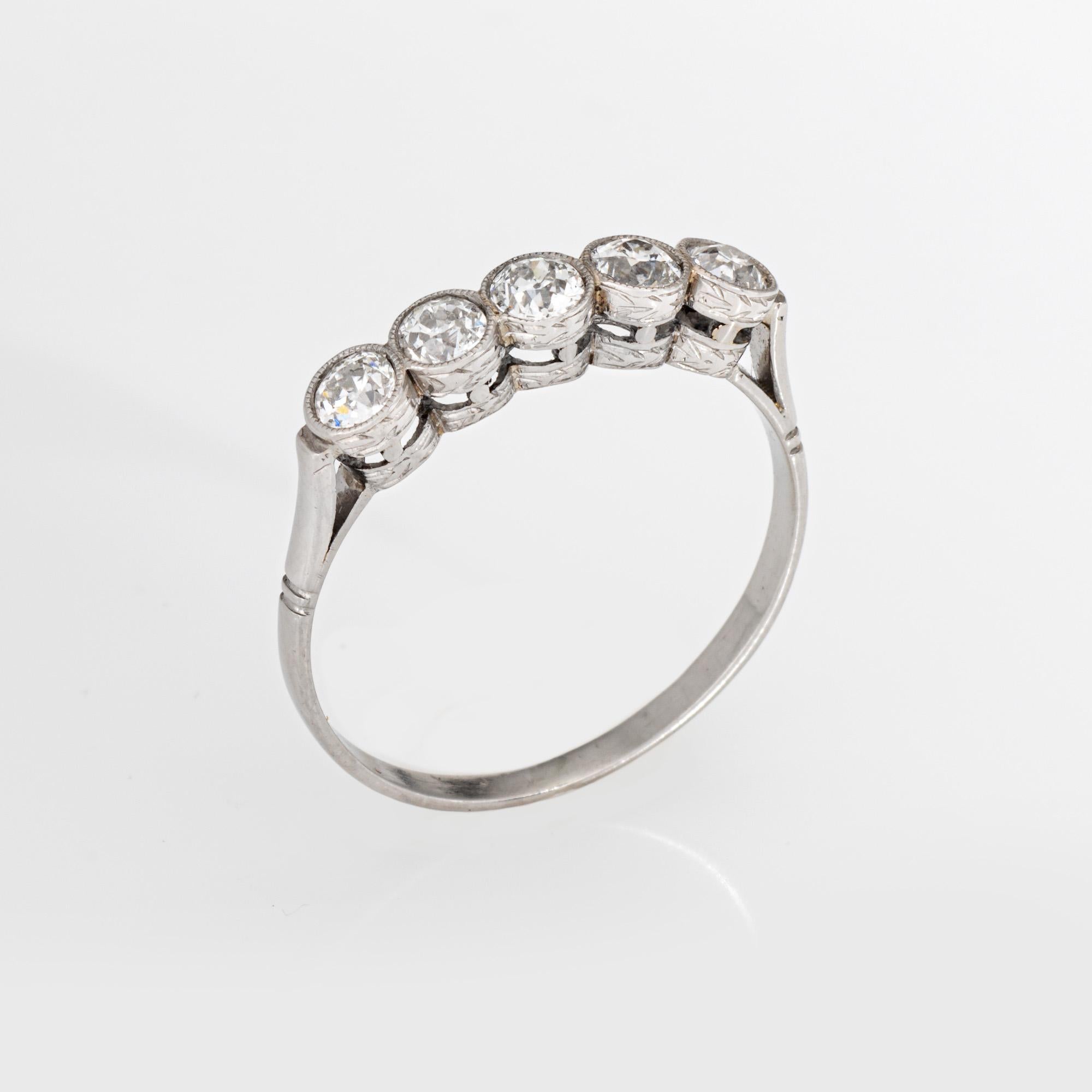 Elegante anello con 5 pietre di diamante in stile edoardiano realizzato in platino 900.

5 diamanti antichi taglio europeo per un totale stimato di 0,70 carati (colore I-J e purezza VS2-SI2).

Incastonati in un disegno fatto a mano da est a ovest,
