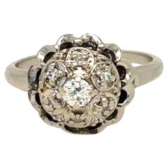 Anillo Edwardiano de 7 Diamantes en Racimo con Engaste Festoneado en Oro Blanco de 14k