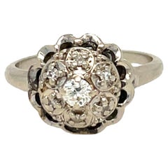 Edwardian 7 Diamant-Cluster-Ring mit Wellenschliff aus 14 Karat Weißgold