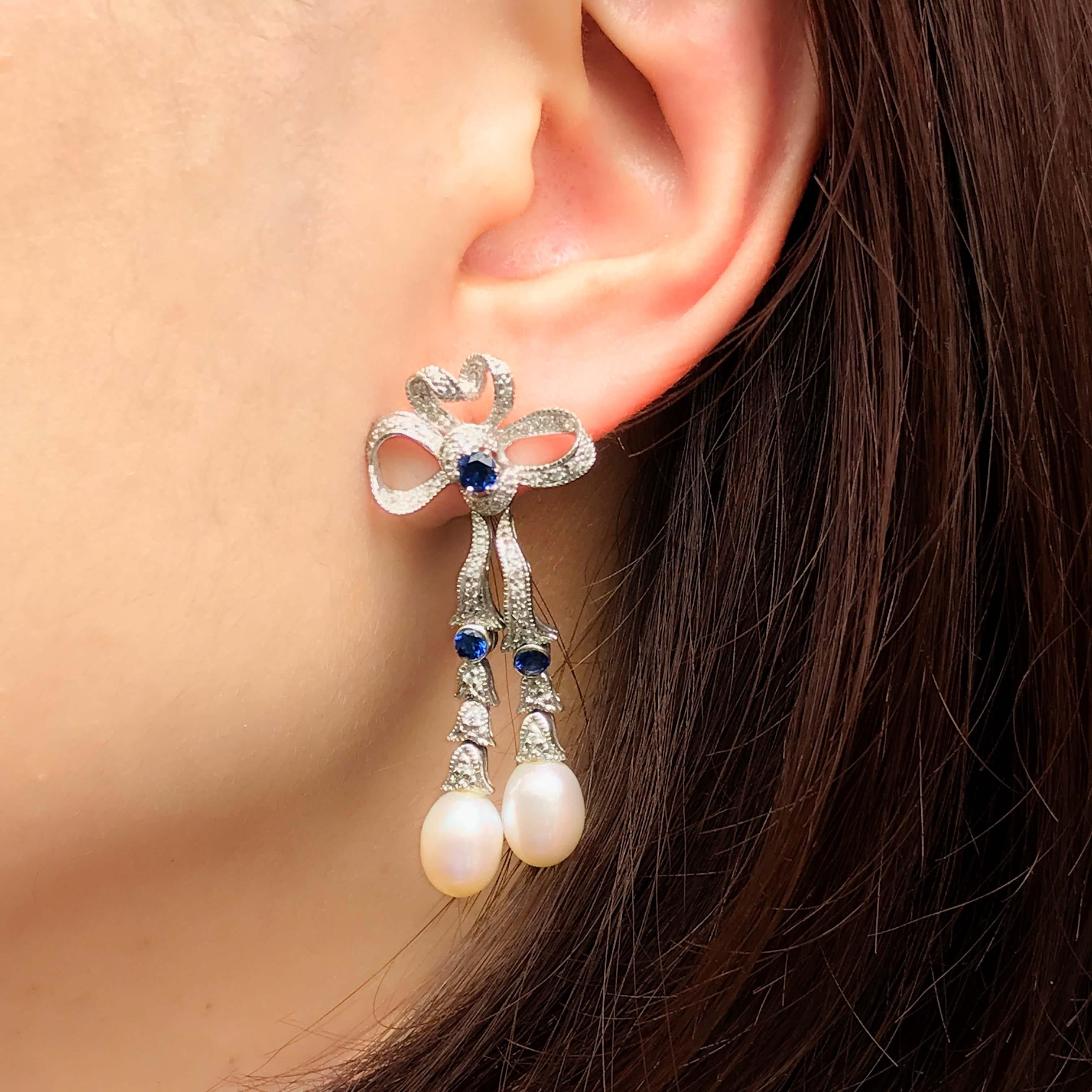 Ein zartes Weißgold Ohrringe und Diamanten mit Saphir gesetzt Bogen Aussetzung mille Korn Rand Diamanten, Saphir und cremig weißen Träne Tropfenform Perle an der Basis. Die Ohrringe haben einen gewissen Schwung und glitzern ganz schön. 

Ohrringe