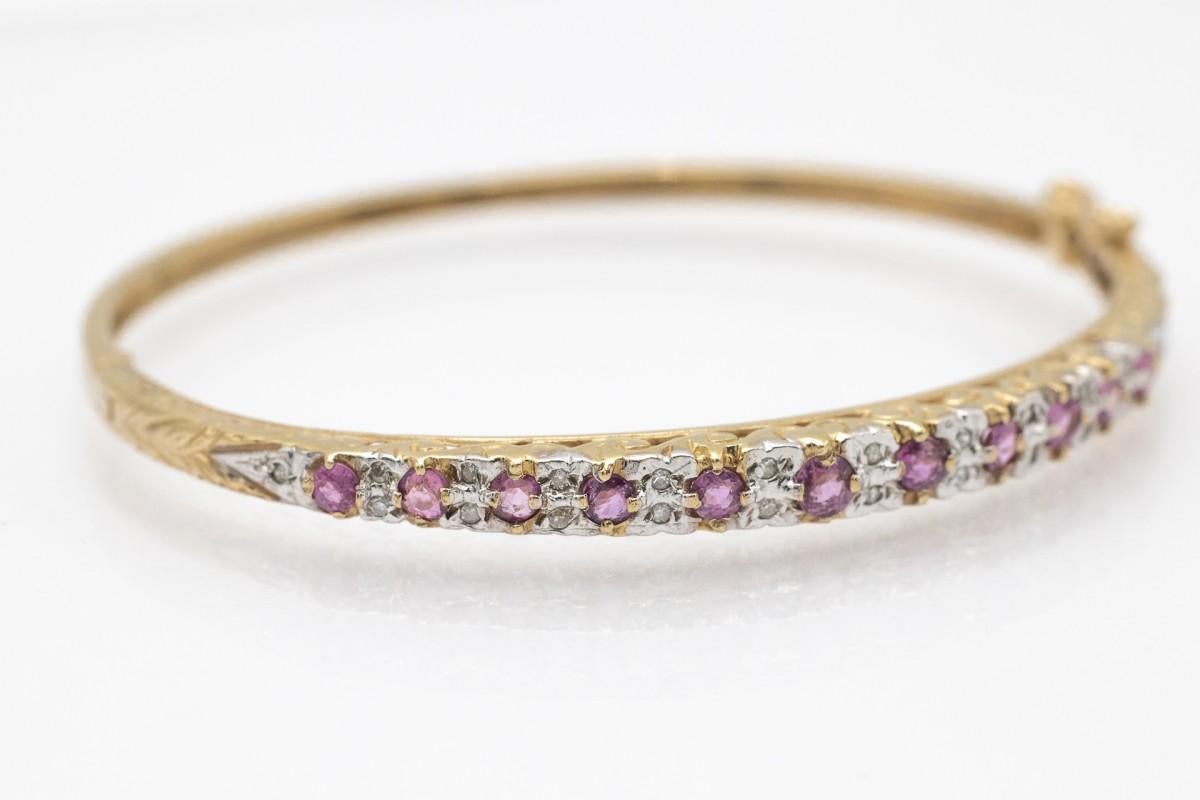 Bracciale in oro vecchio in stile edoardiano con 22 diamanti taglio vecchio e 11 zaffiri rosa rotondi.

Elegante bracciale in oro giallo 9 carati.

Origine: Gran Bretagna, fine del XX secolo. Firmato Birmingham, 1993.

Il bracciale si chiude con un