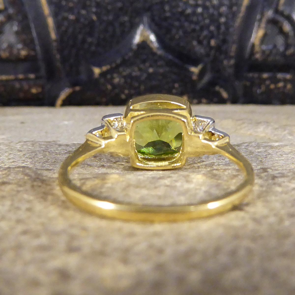 Edwardian Style Collar Set 2.12ct Peridot and Diamond Ring in 18ct Gold In Excellent Condition In Yorkshire, West Yorkshire