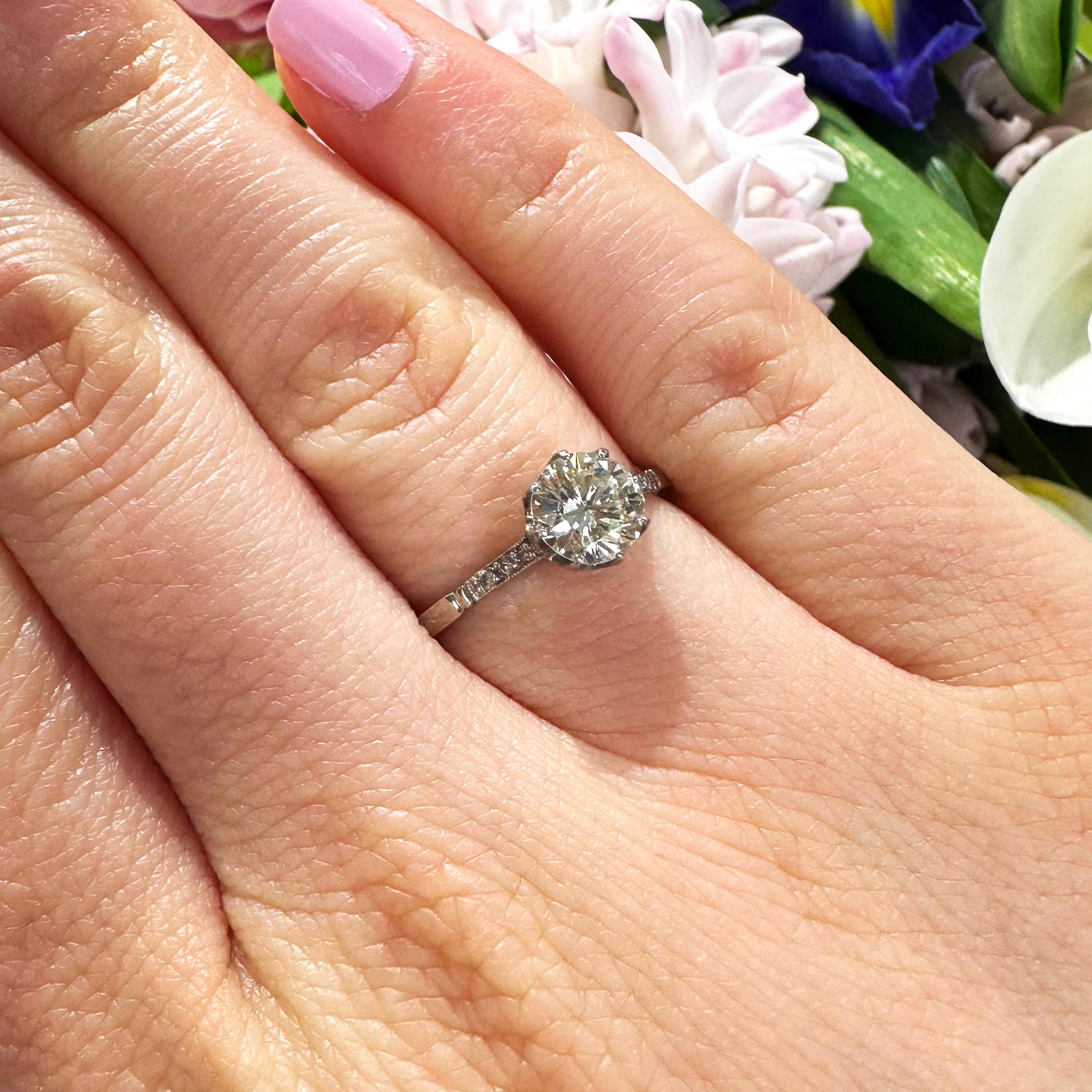 Bague solitaire en diamant de style édouardien, sertie d'un diamant de 0,87 carat de taille édouardienne dans une couronne de griffes, avec trois diamants de taille ancienne, en serti grain, dans chaque épaule, avec des bords en millegrain, montée