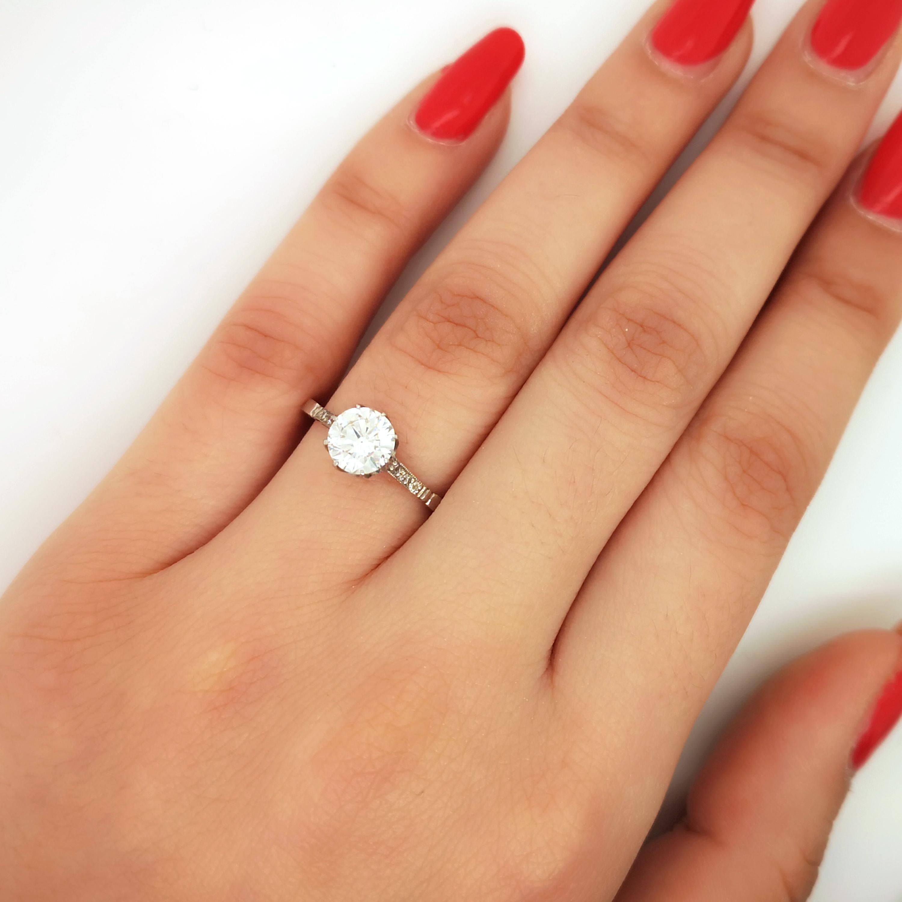 Taille ronde Bague solitaire de style édouardien en platine et diamants 0,87 carat en vente
