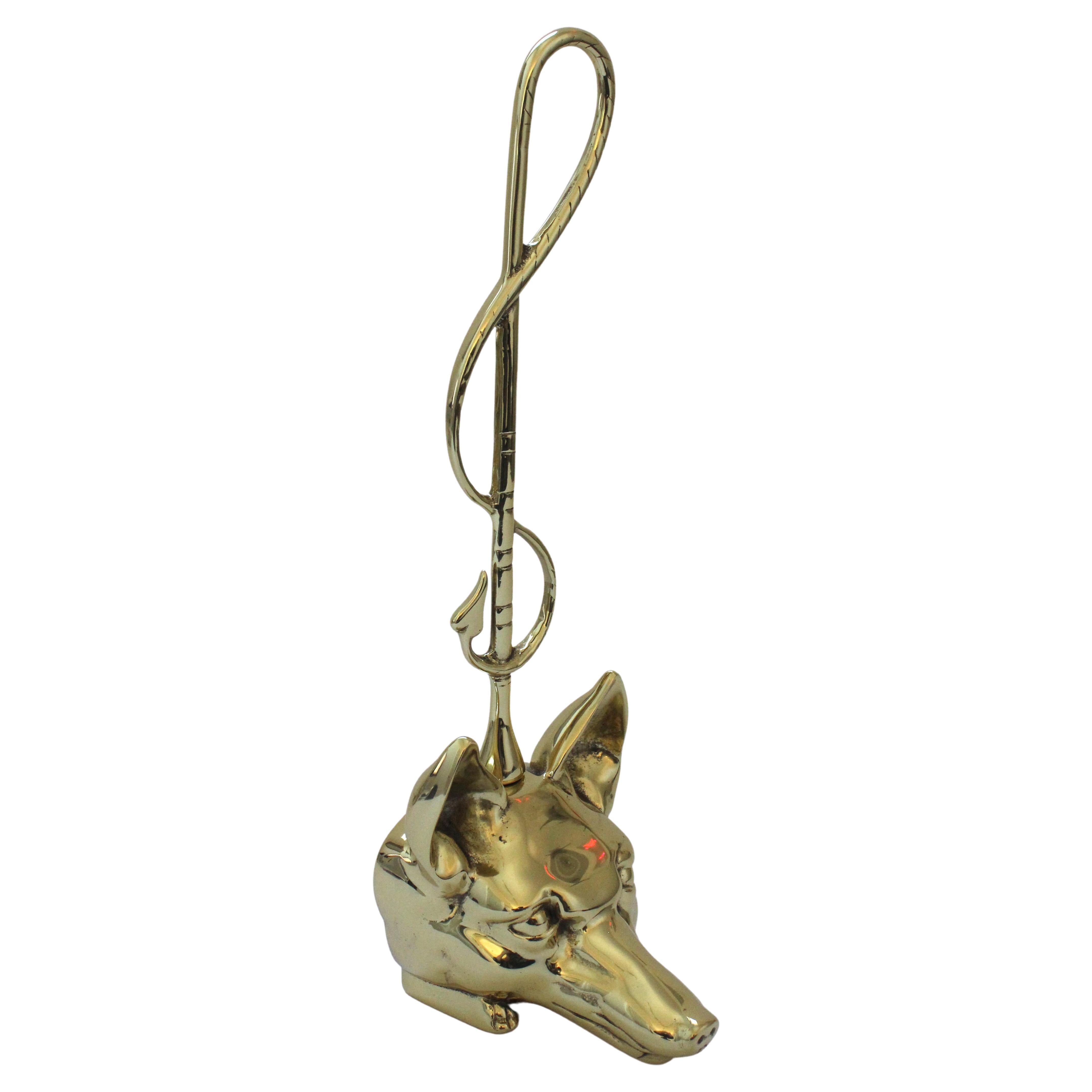 Questo elegante fermaporta riprende lo stile dei pezzi creati da Virginia Metalcrafters e cattura le zone di caccia dello stato. 

 