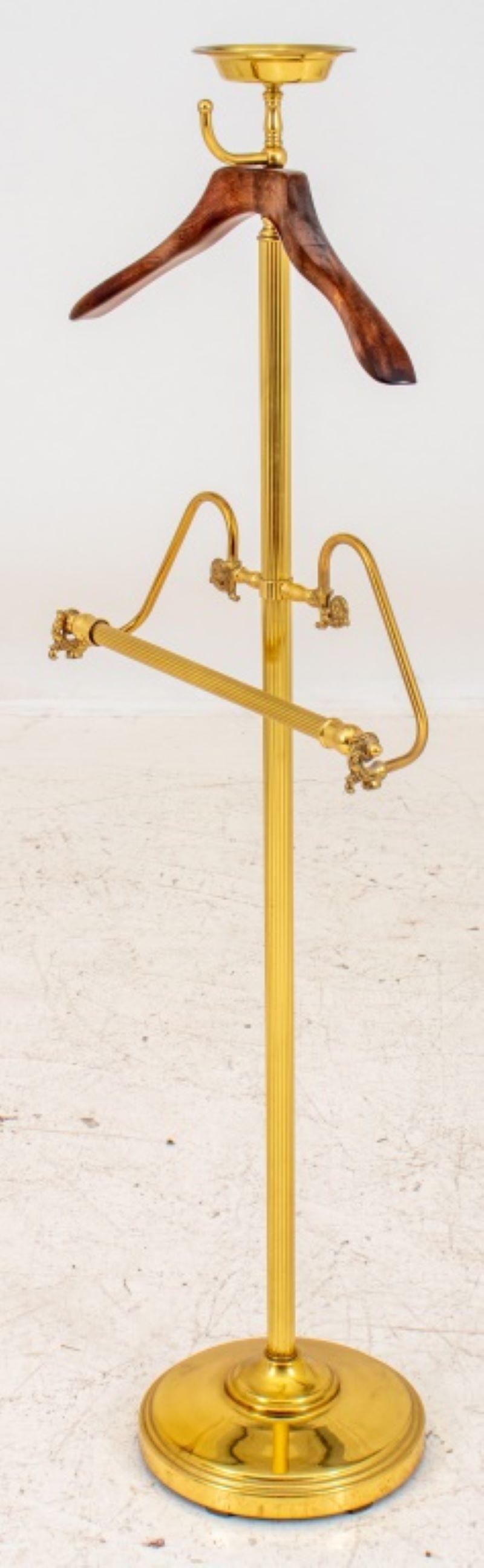 Edwardian style mens' brass Valet stand, with vide poche, tie hook, jacket hanger and trouser drape issuing from a reeded column with molded circular base. Measures: 49.5