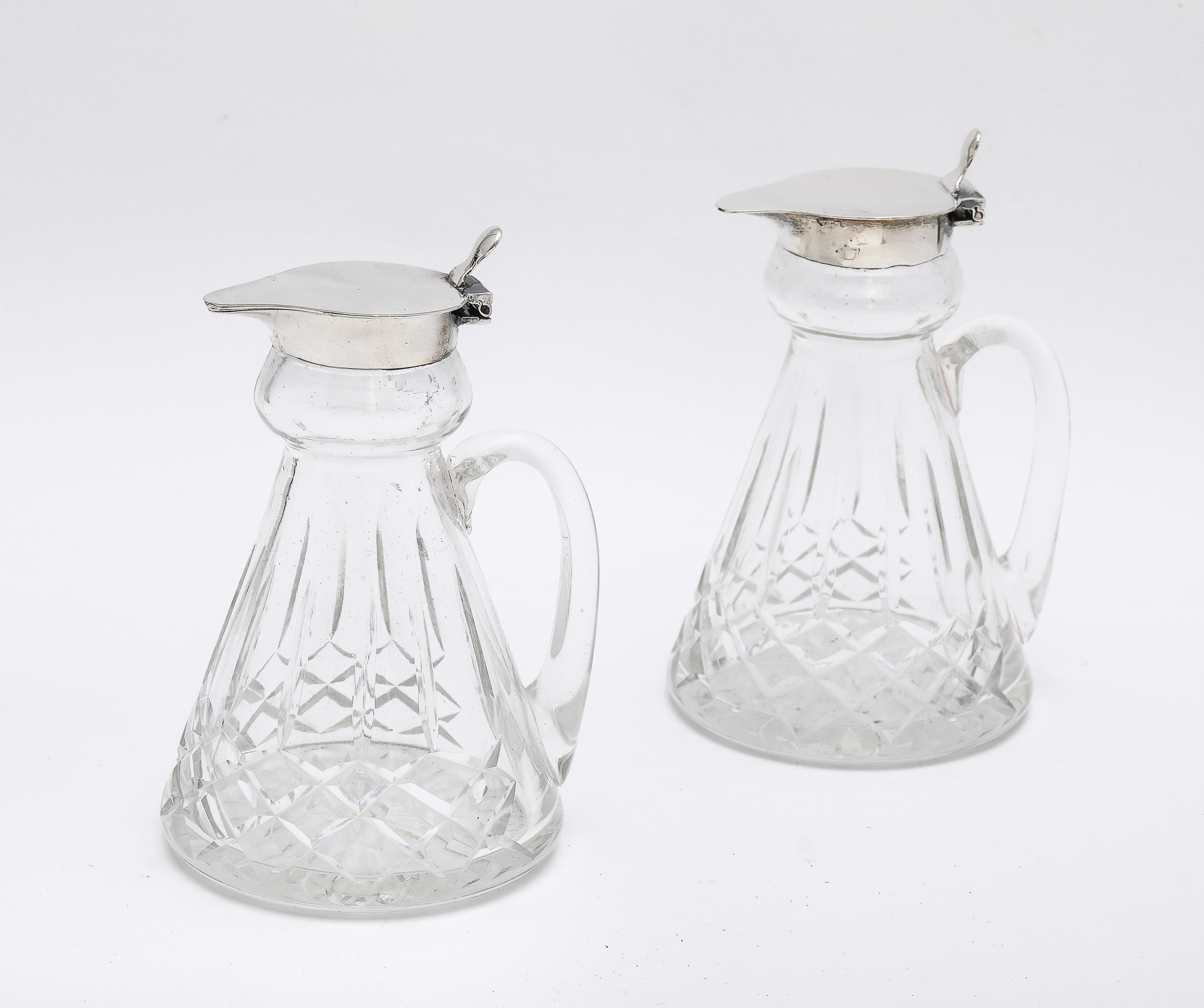 Pareja de tazas de whisky de vidrio soplado con montura de plata de ley, de estilo eduardiano (Art Decó),  Chester, Inglaterra, con matasellos del año 1935, S. Blankensee and Son - fabricantes. Las tapas de plata de ley son abatibles. Cada