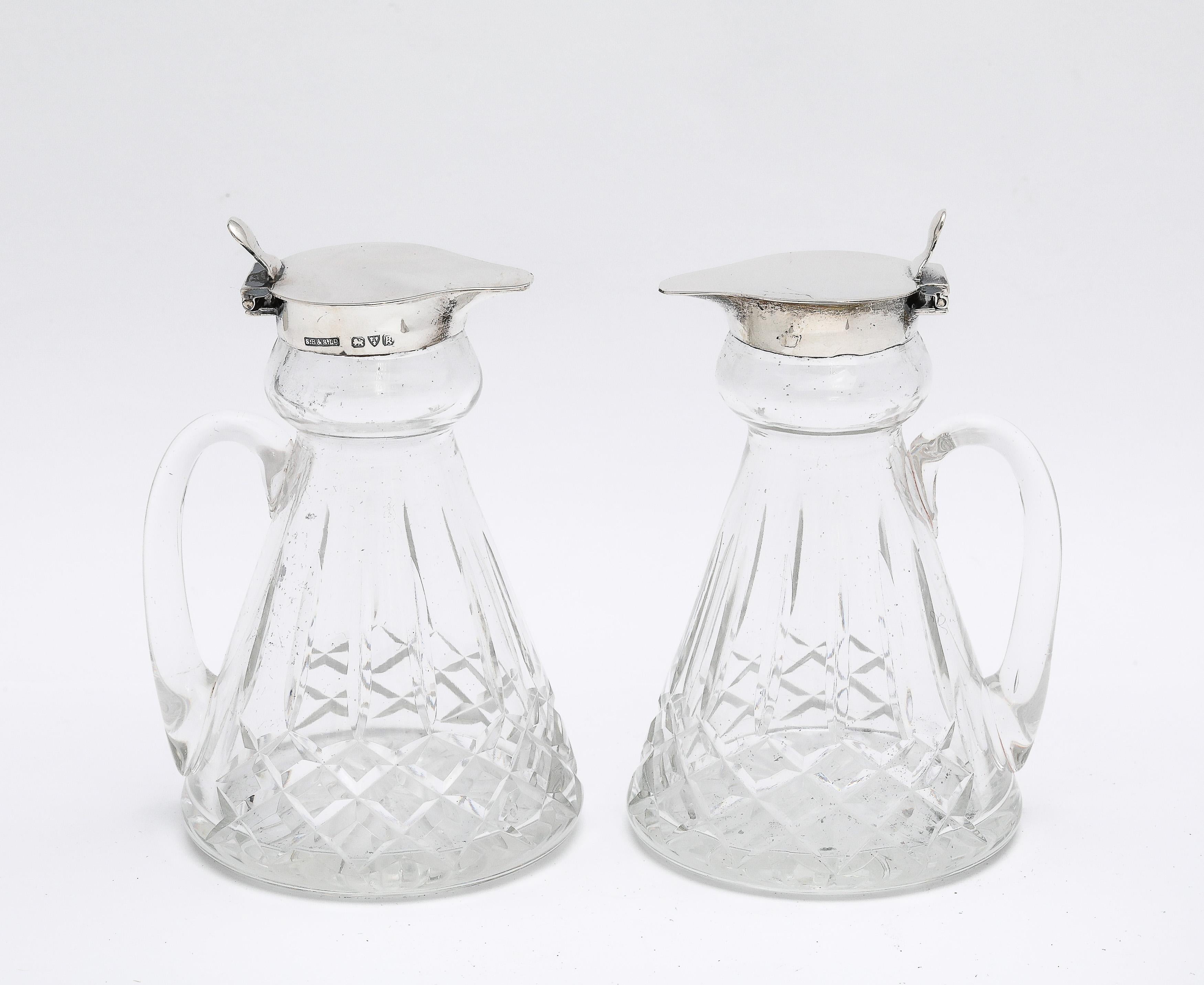 Pareja de Whisky Tots/Noggins Soplados a Mano y Montados en Plata de Ley de Estilo Eduardiano Inglés en venta