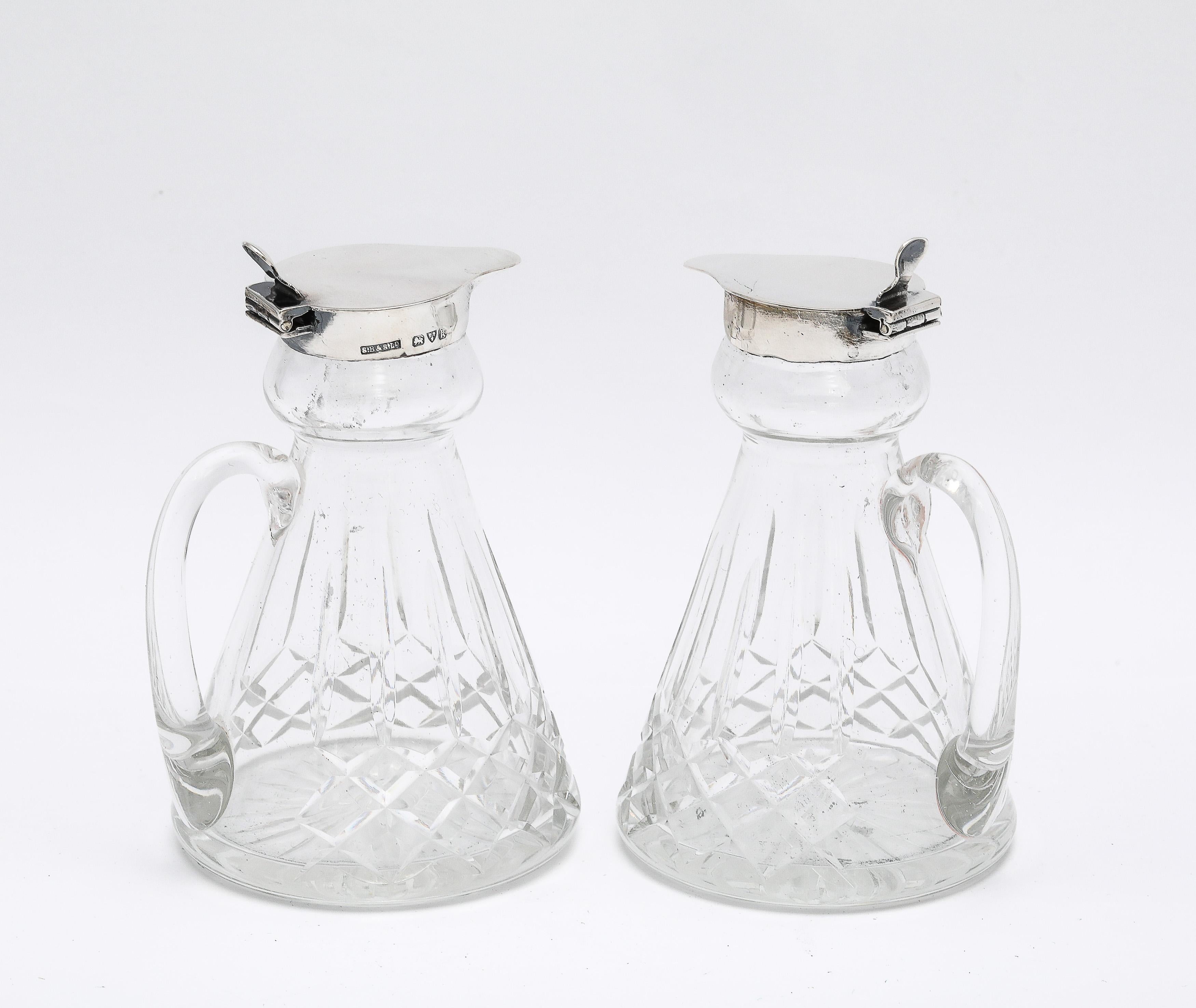 Pareja de Whisky Tots/Noggins Soplados a Mano y Montados en Plata de Ley de Estilo Eduardiano en Bueno estado para la venta en New York, NY