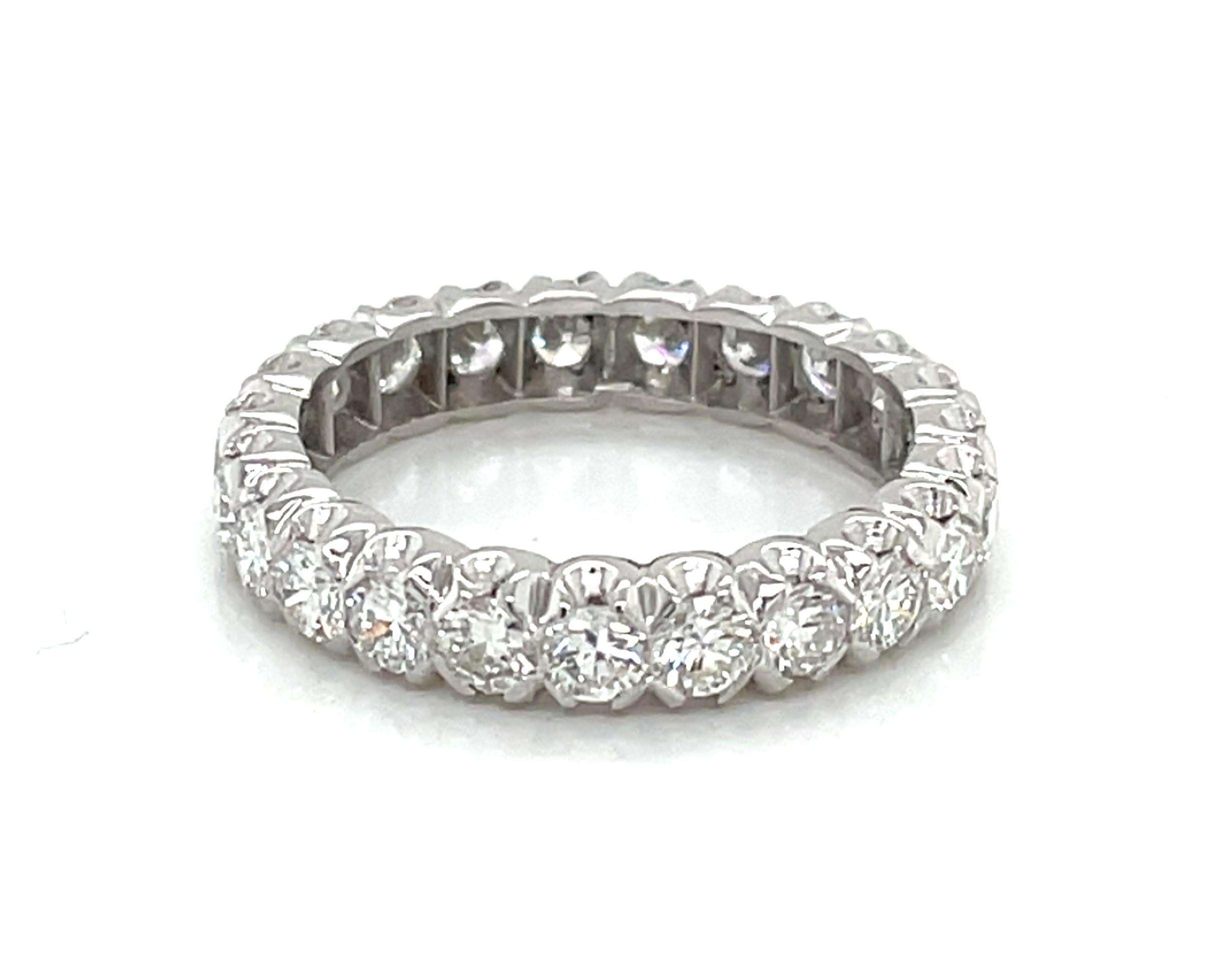 Anello a fascia per l'eternità con diamanti in platino in stile edoardiano In condizioni ottime in vendita a Mount Kisco, NY