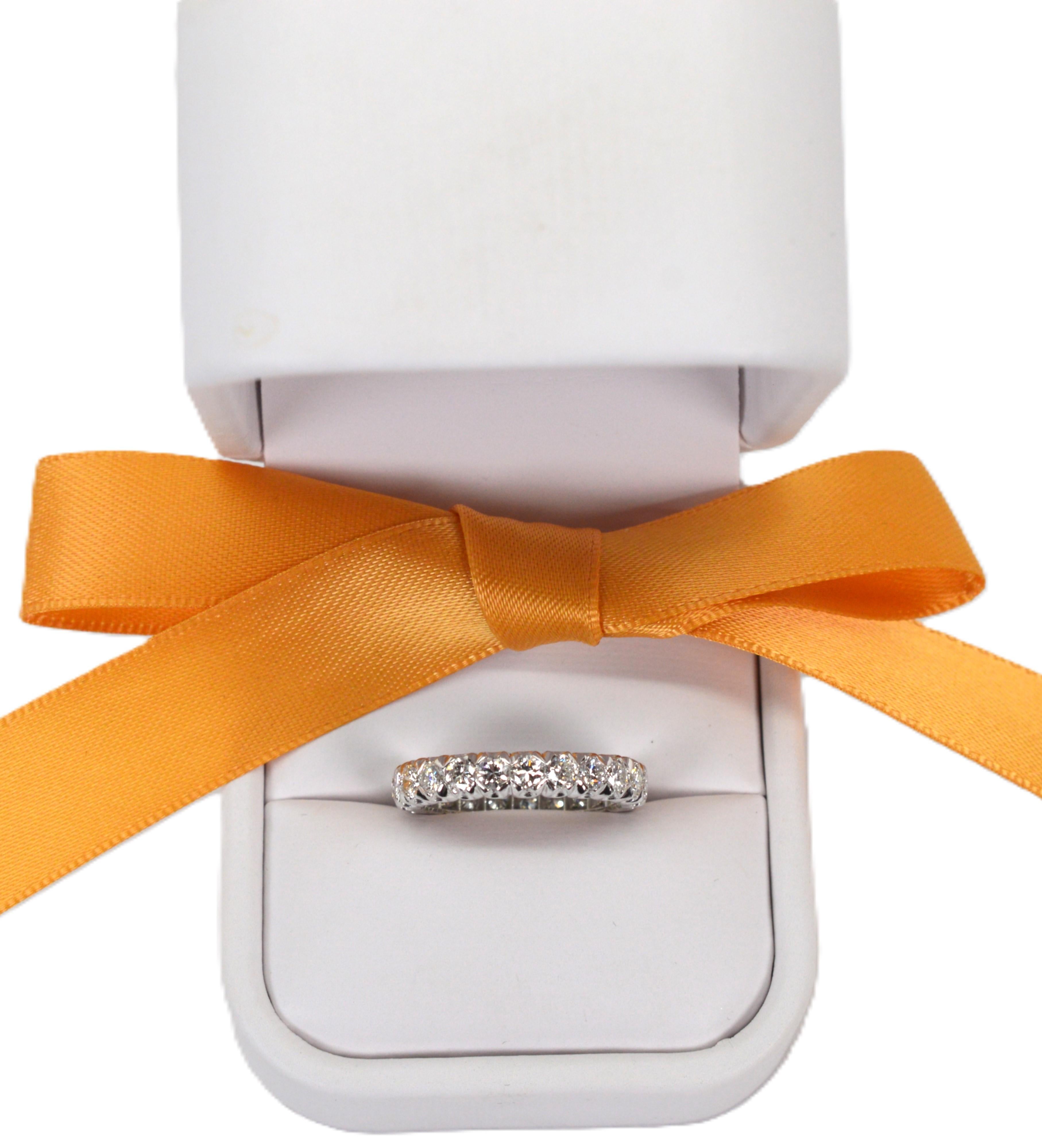 Anello a fascia per l'eternità con diamanti in platino in stile edoardiano in vendita 1