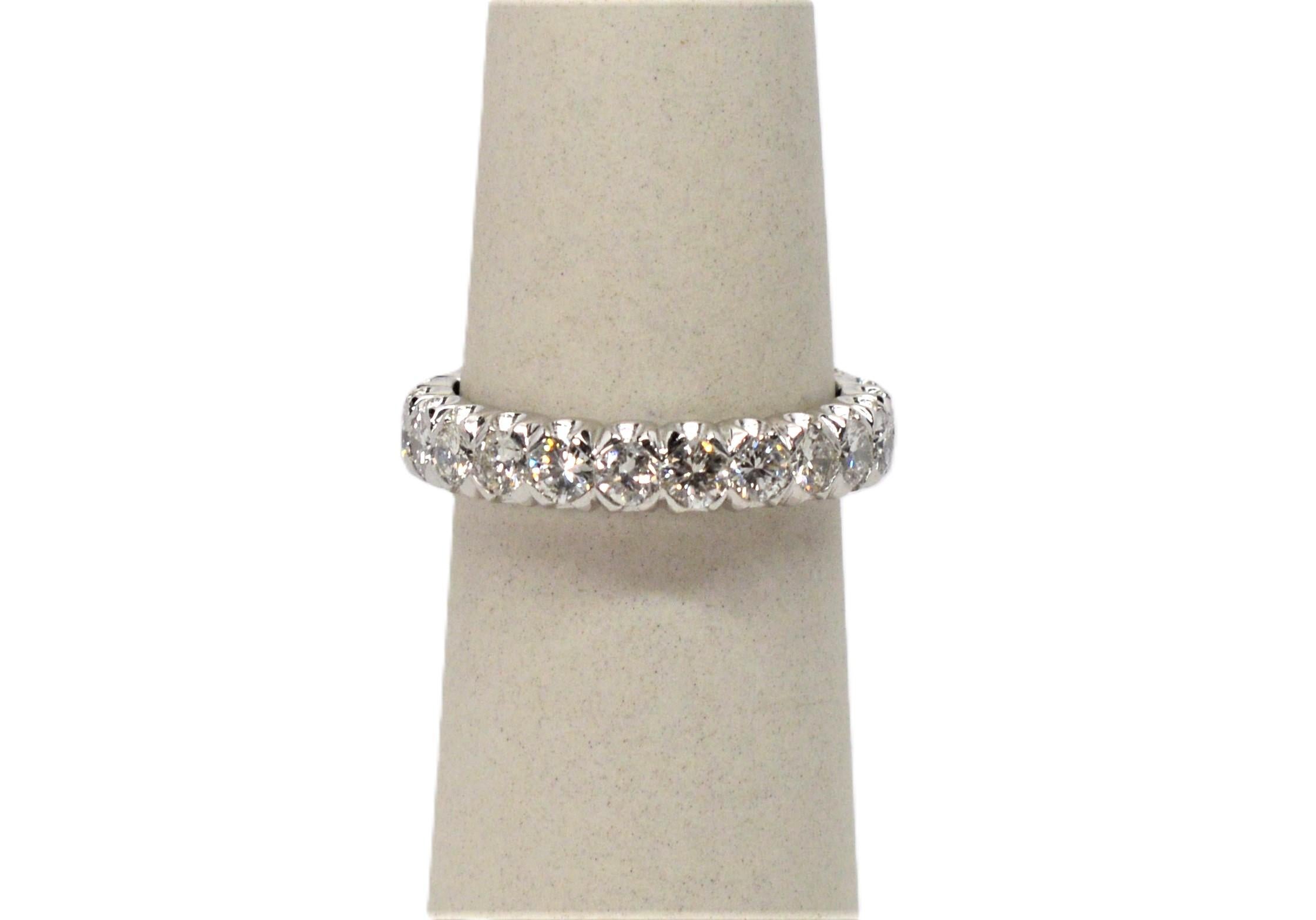 Taglio rotondo Anello a fascia per l'eternità con diamanti in platino in stile edoardiano in vendita