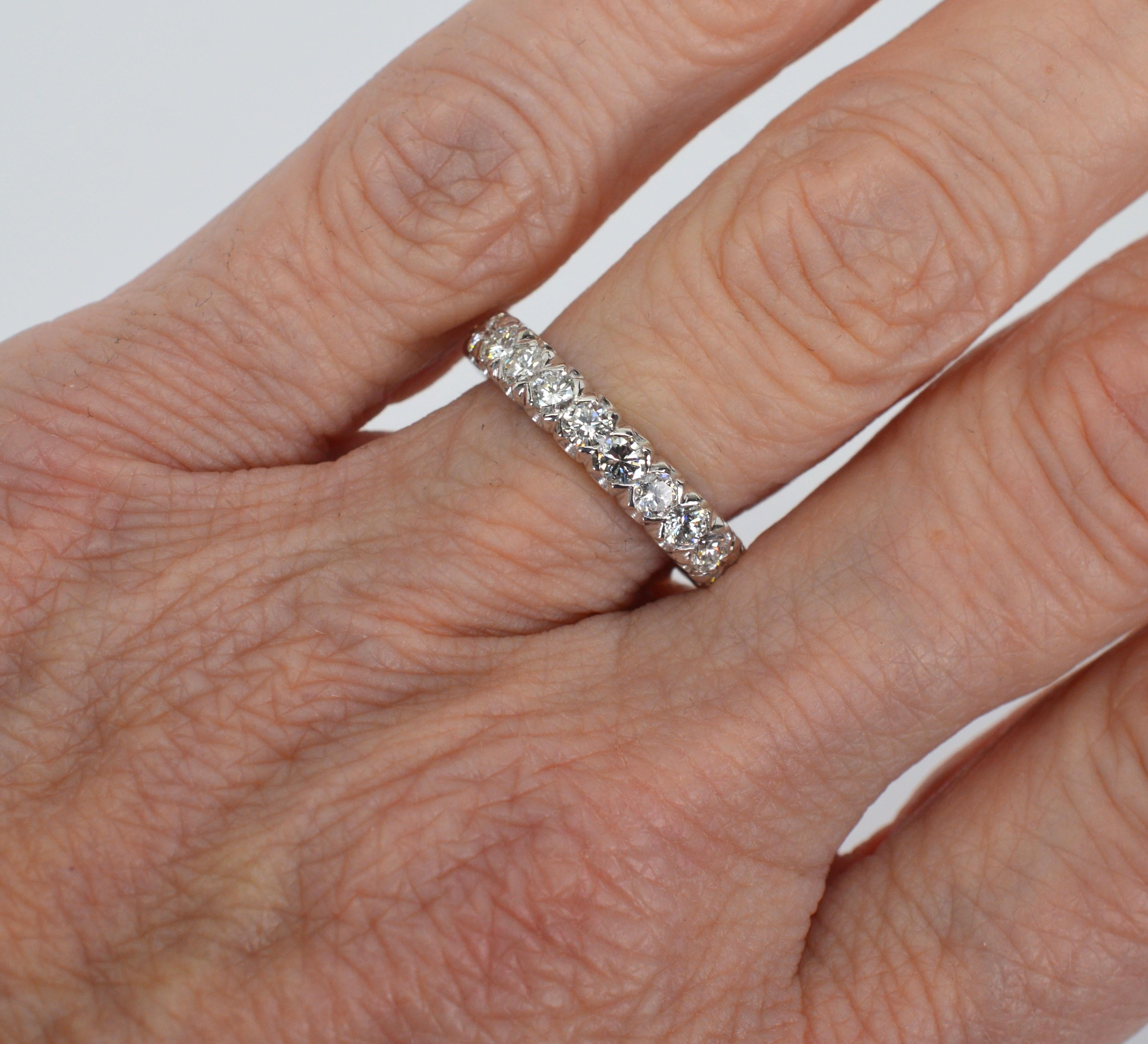 Donna Anello a fascia per l'eternità con diamanti in platino in stile edoardiano in vendita