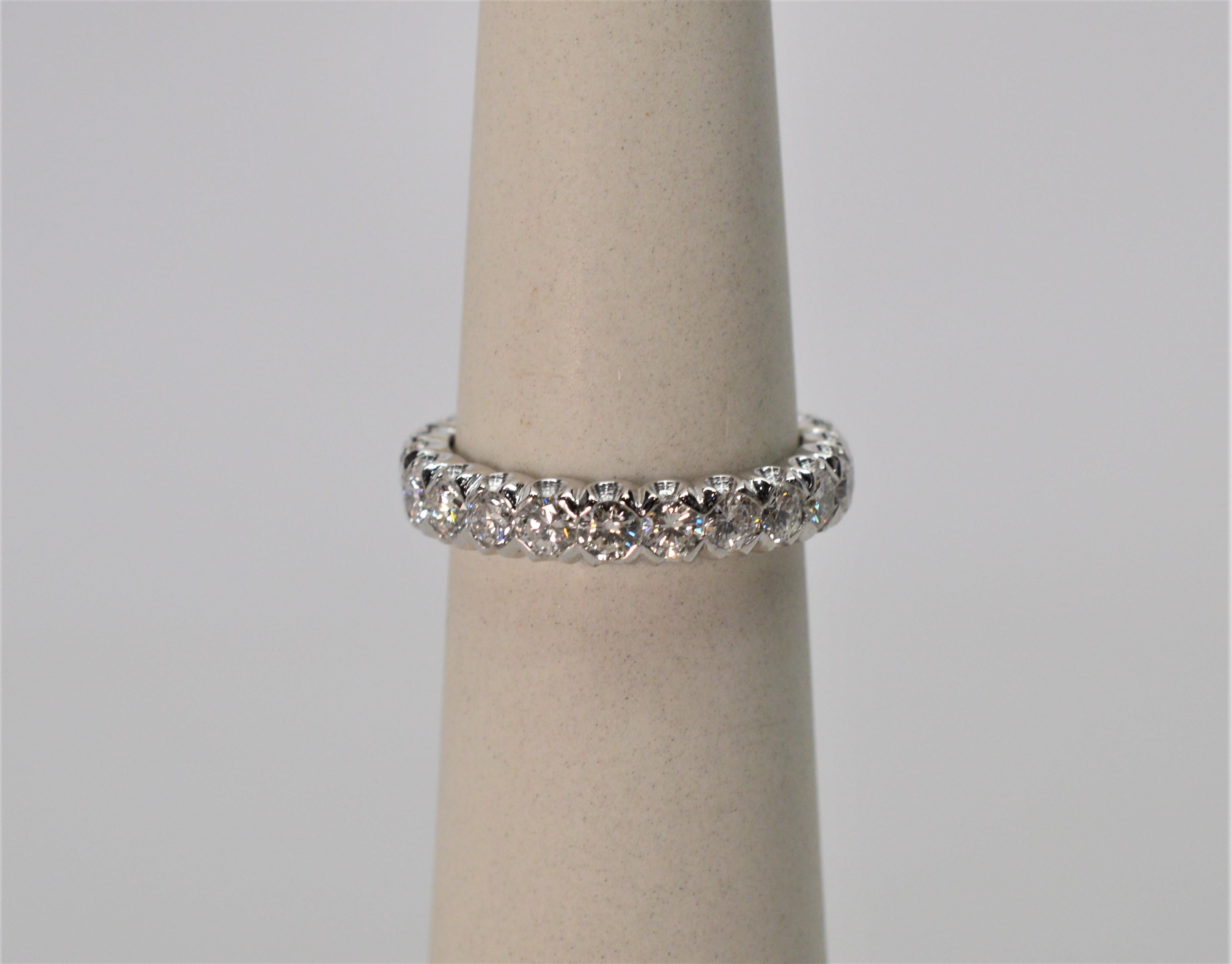 Eternity-Ring aus Platin mit Diamanten im edwardianischen Stil im Zustand „Hervorragend“ im Angebot in Mount Kisco, NY