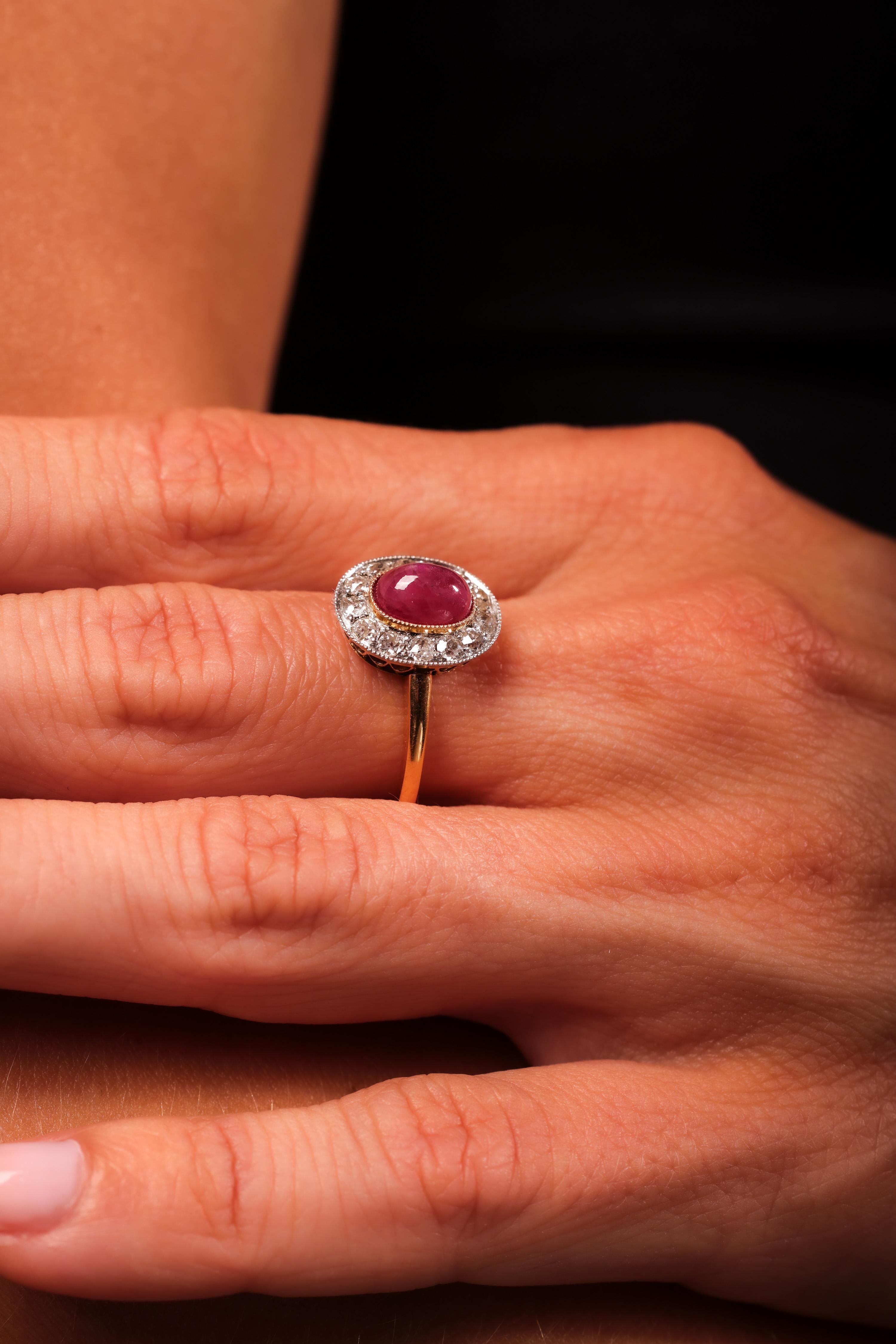 Taille cabochon Bague grappe de style édouardien en or jaune 18 carats avec rubis et diamants en vente