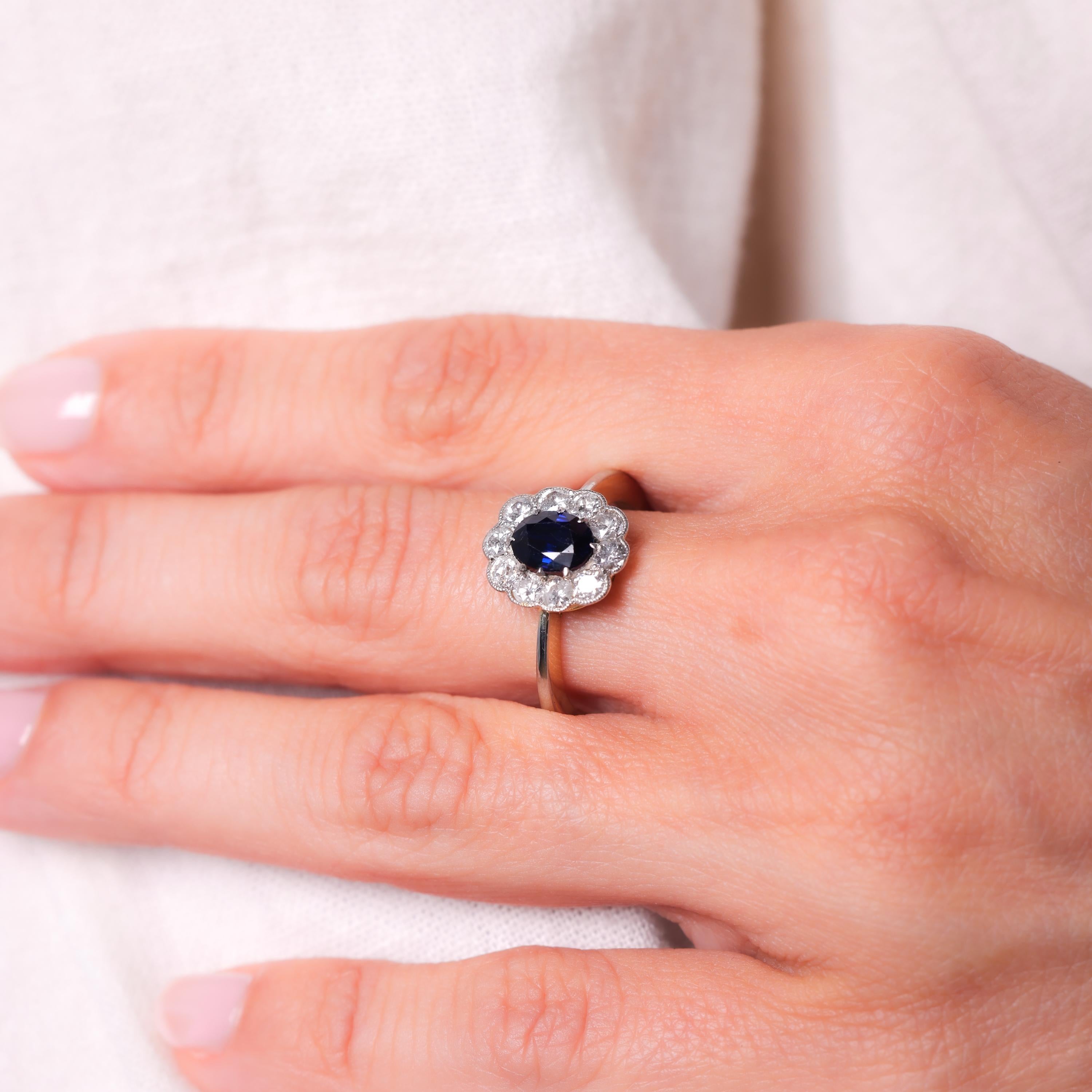Edwardian Style Saphir Diamant 18K Gelbgold Cluster Ring im Zustand „Hervorragend“ in Beverly Hills, CA