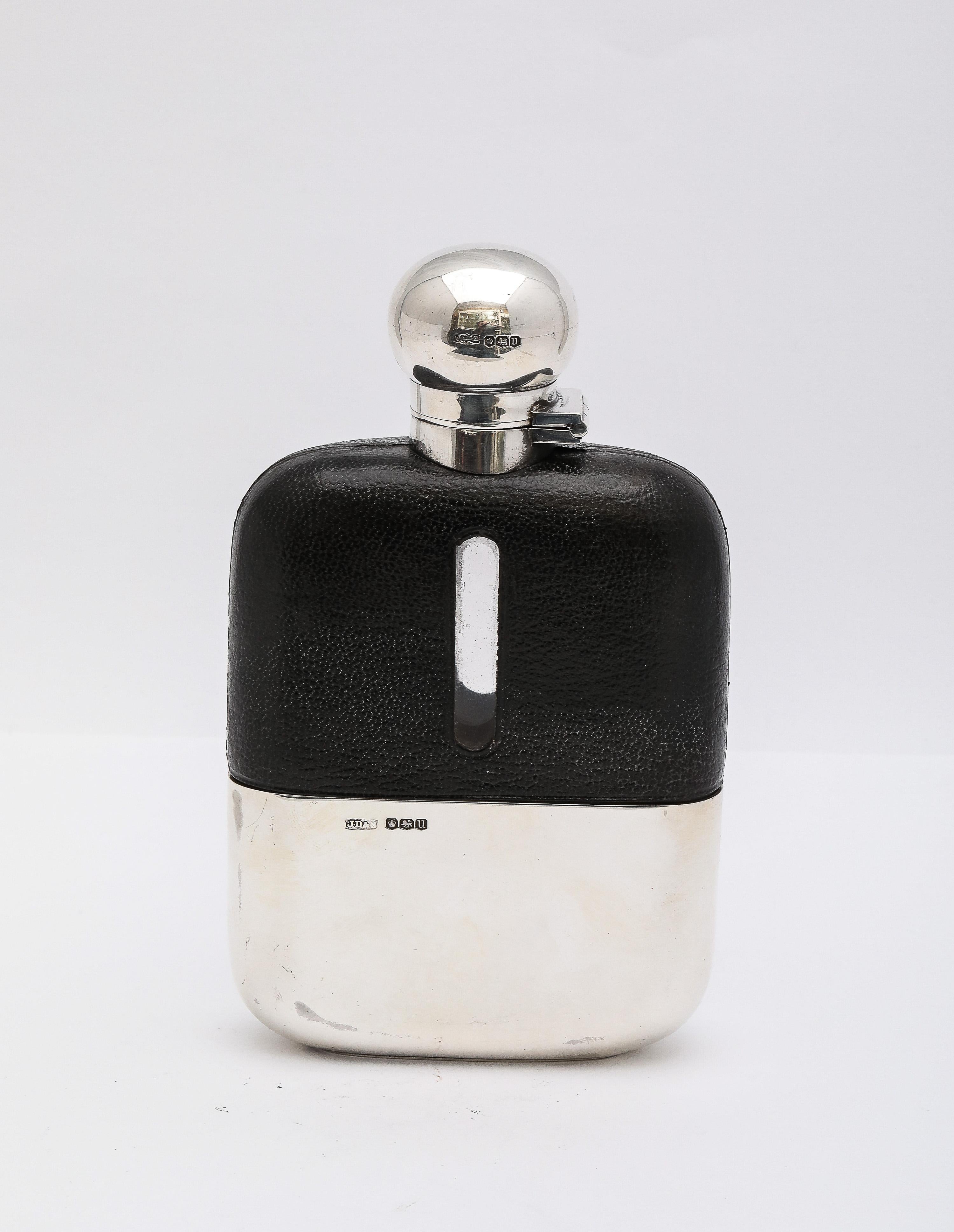 Petaca de Cuero y Vidrio Montada en Plata de Ley Estilo Eduardiano con Tapa Abombada en Bueno estado para la venta en New York, NY