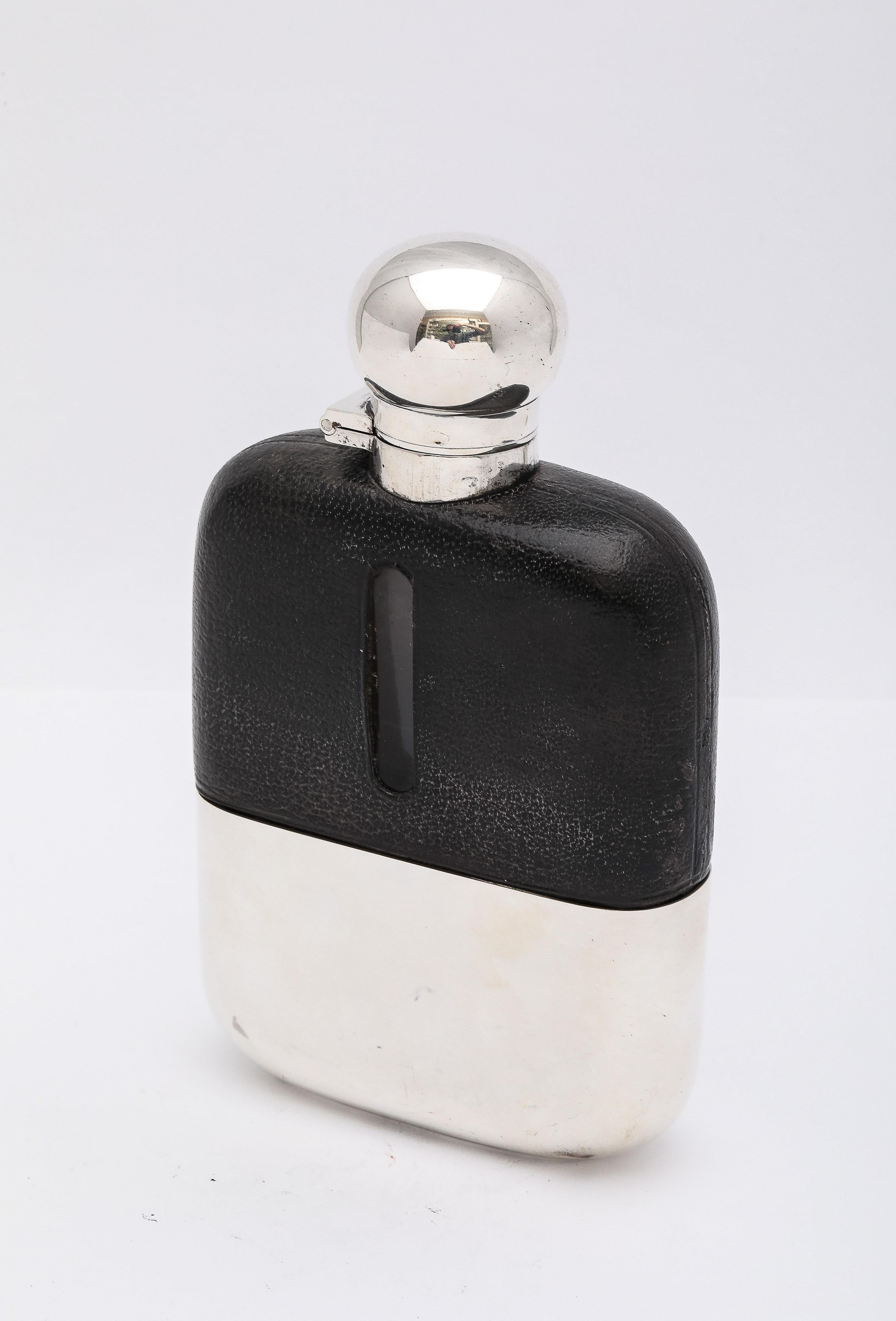Petaca de Cuero y Vidrio Montada en Plata de Ley Estilo Eduardiano con Tapa Abombada Plata esterlina en venta