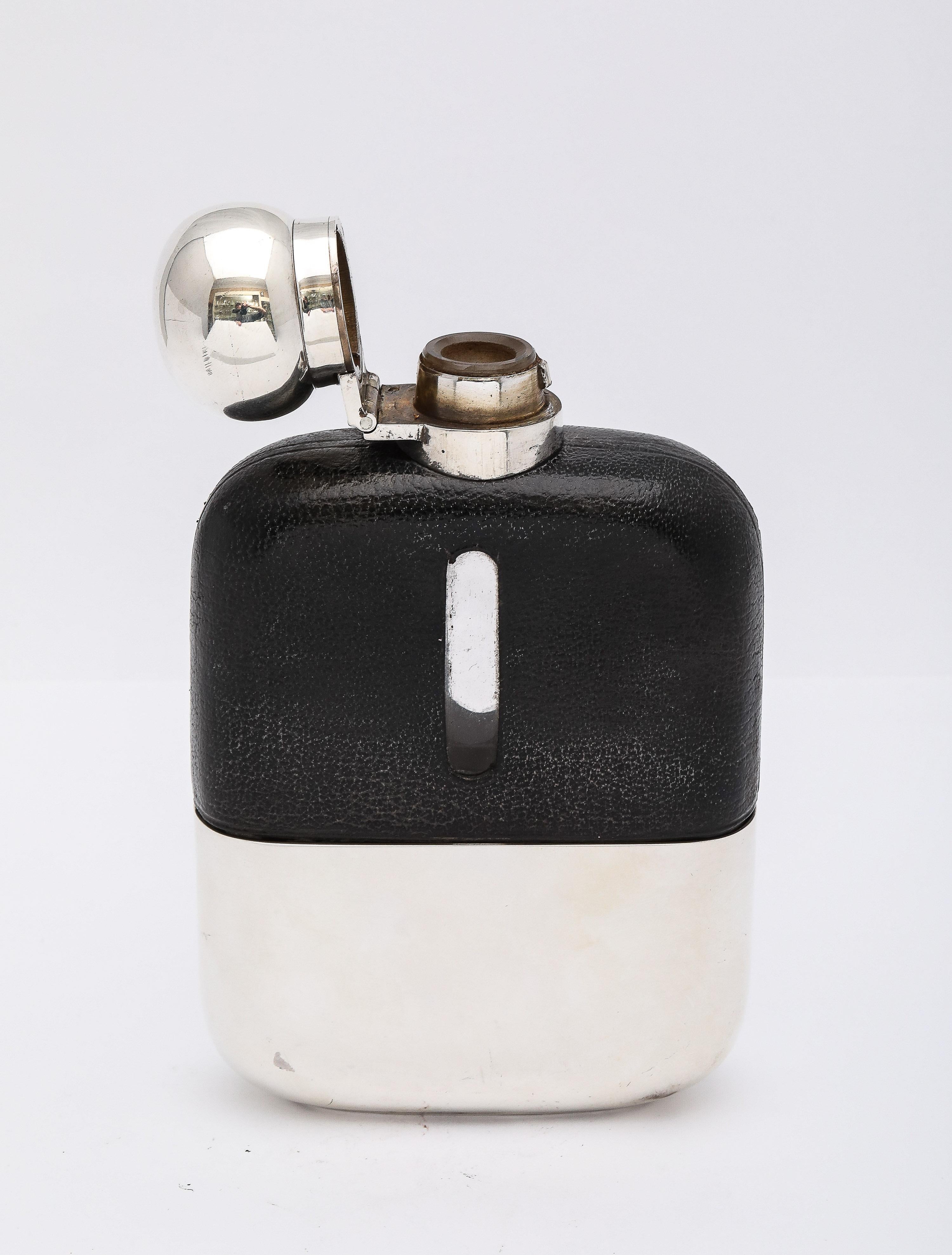 Petaca de Cuero y Vidrio Montada en Plata de Ley Estilo Eduardiano con Tapa Abombada en venta 2