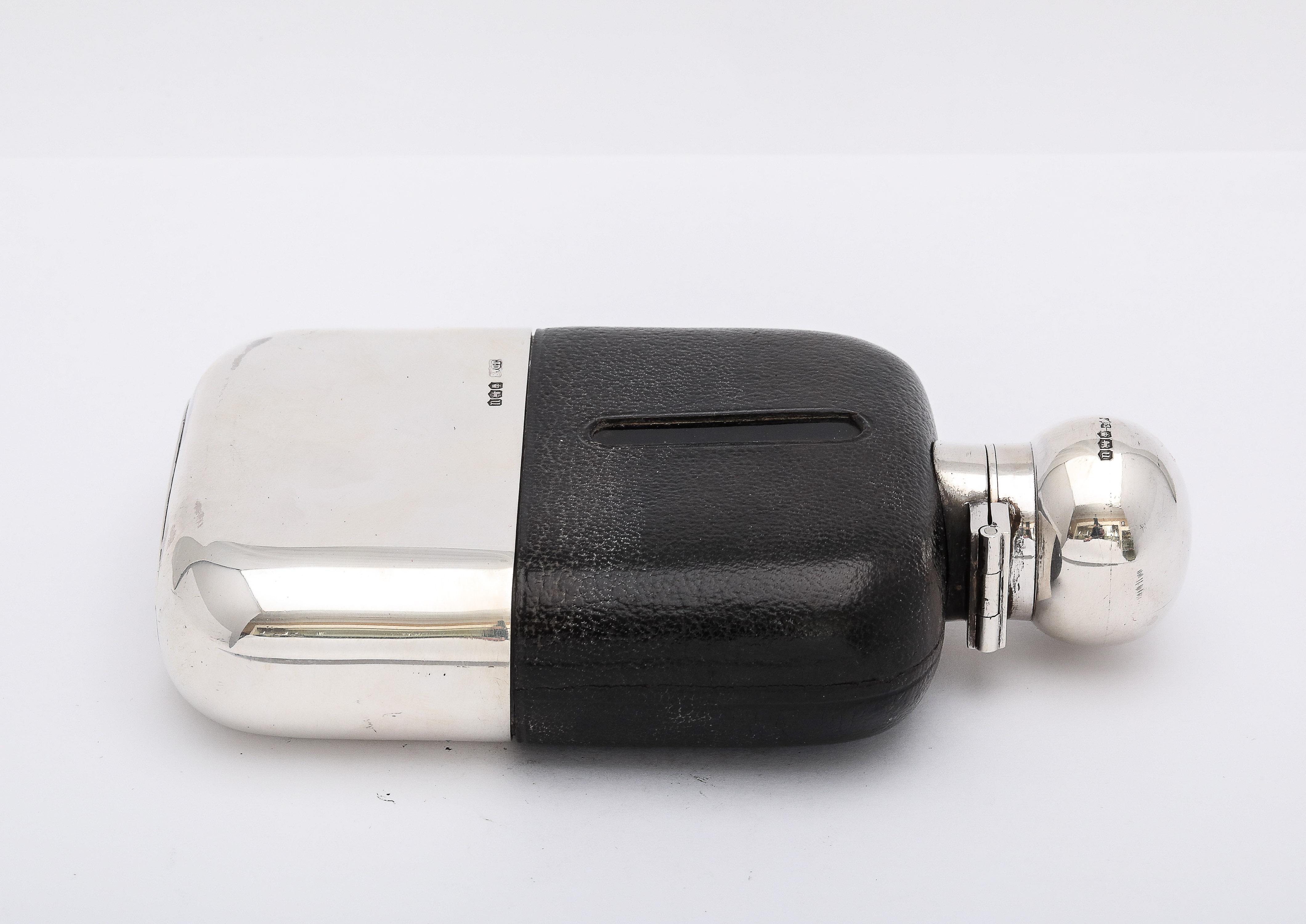 Petaca de Cuero y Vidrio Montada en Plata de Ley Estilo Eduardiano con Tapa Abombada en venta 4