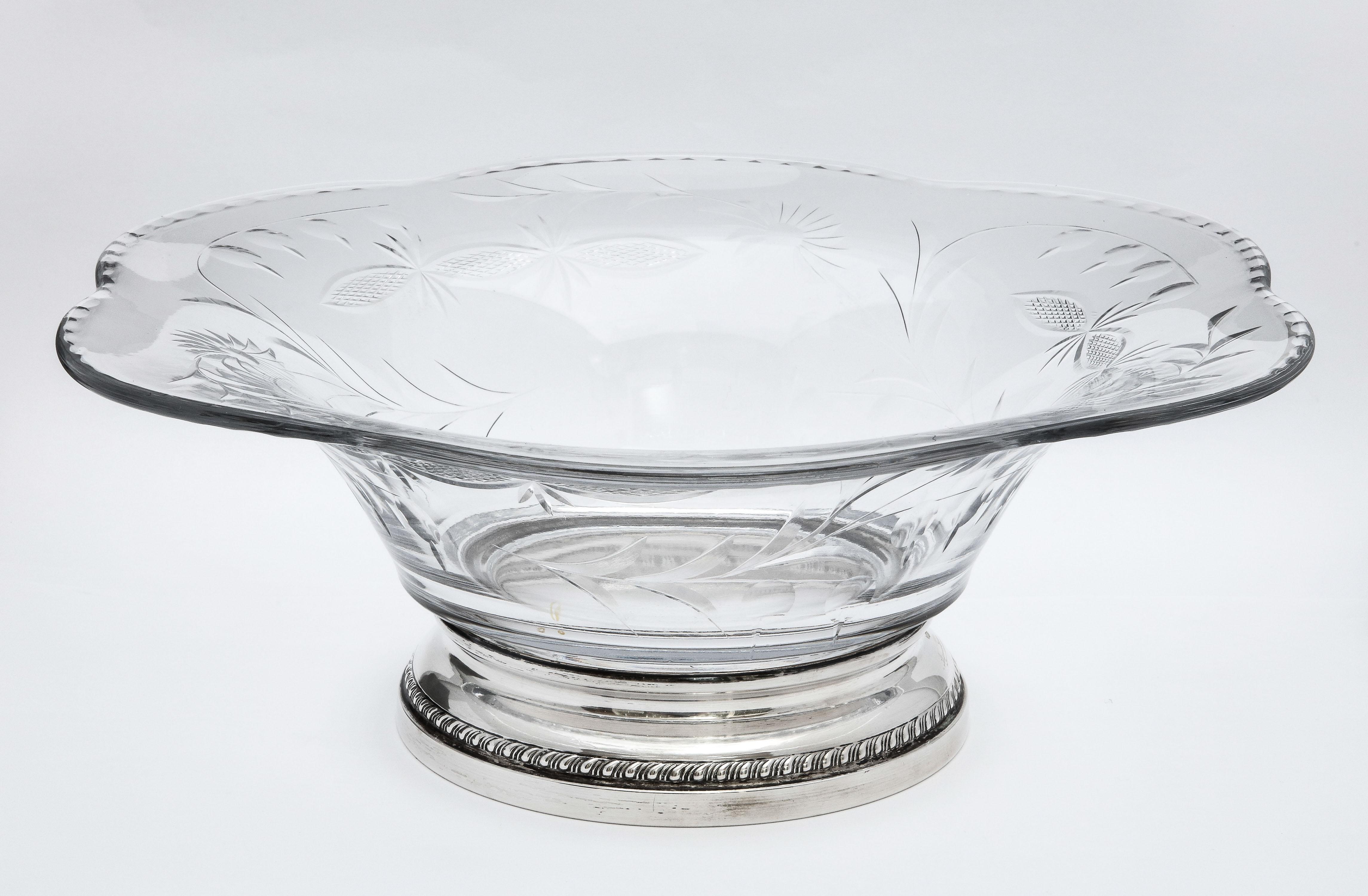 Milieu du XXe siècle Coupe de centre de table en verre taillé à la roue, montée en argent sterling, de style édouardien en vente