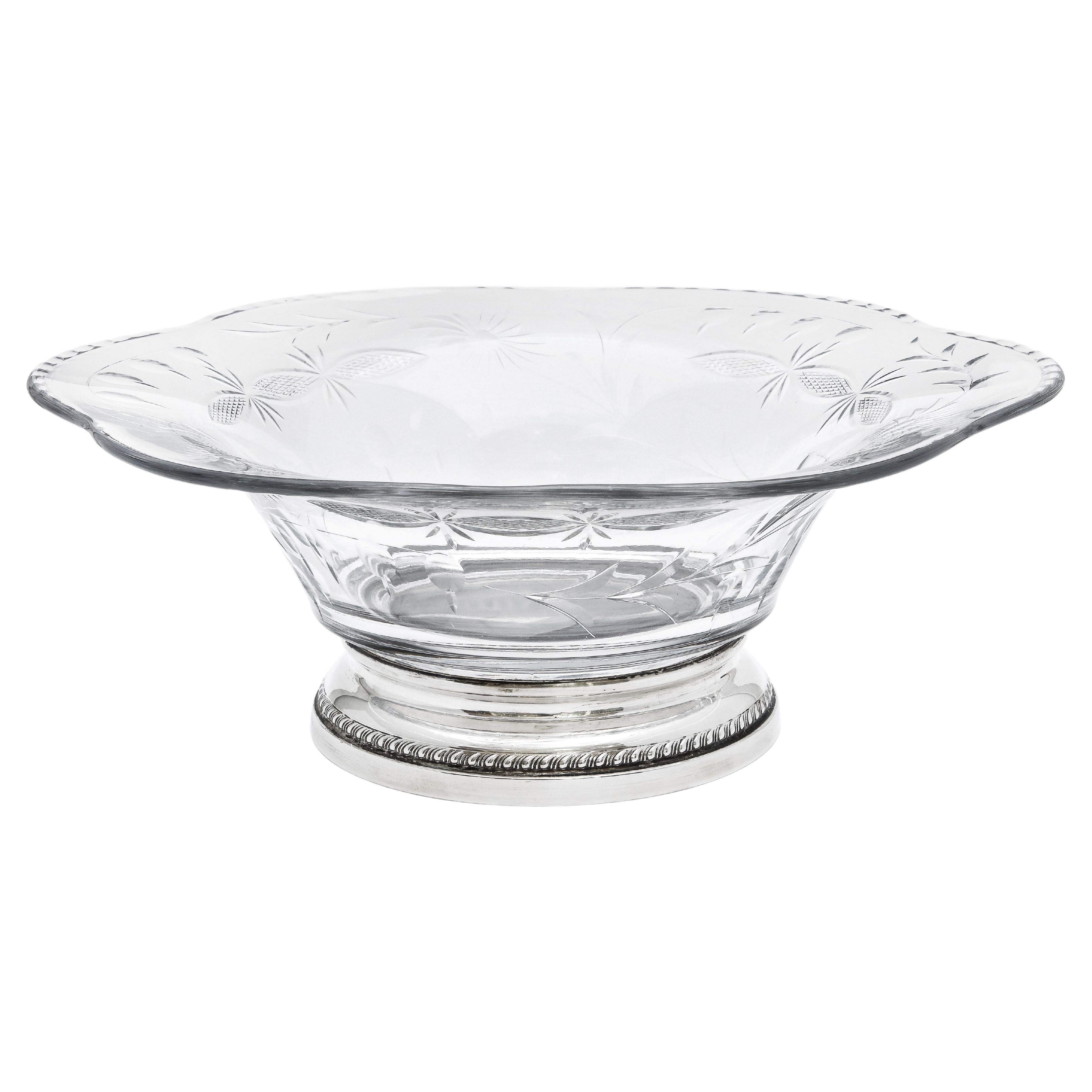 Coupe de centre de table en verre taillé à la roue, montée en argent sterling, de style édouardien