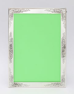 Marco de plata de ley de estilo eduardiano con fondo de madera