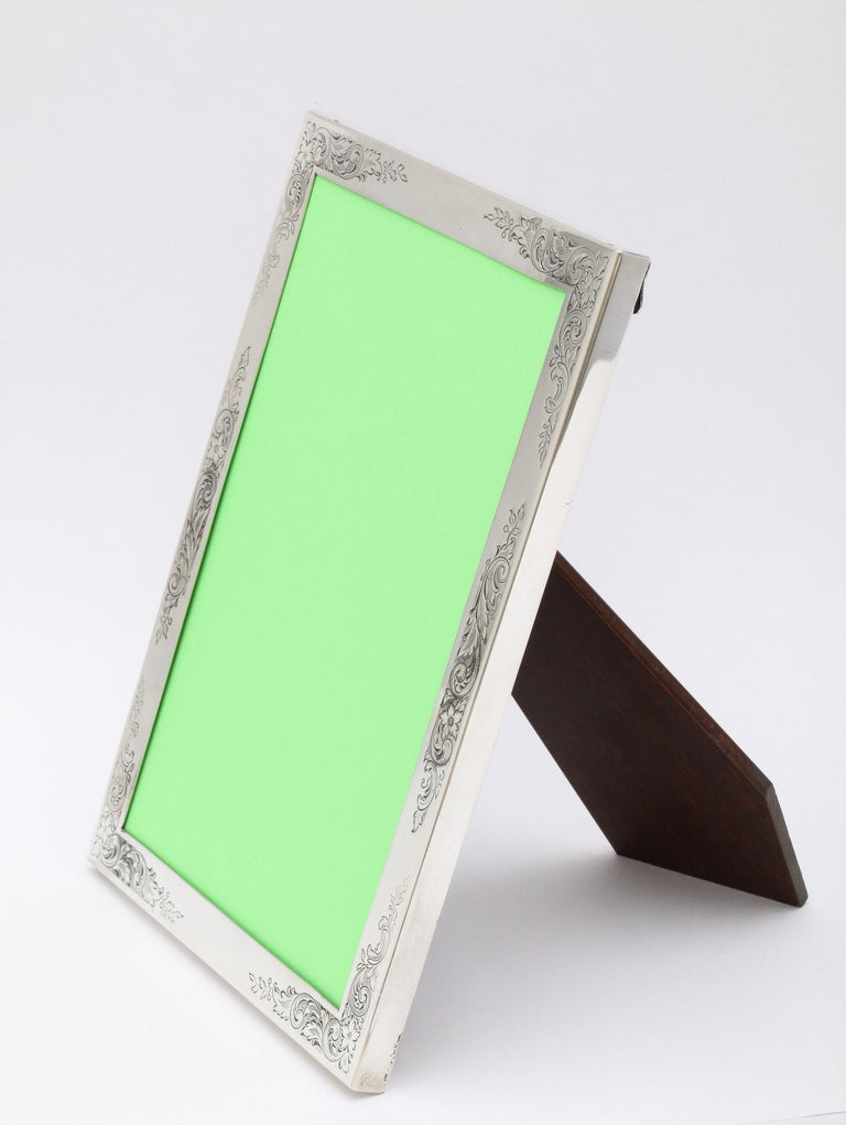 Edwardian-Style Sterling Silver Picture Frame with Wood Back In Good Condition For Sale In New York, NY