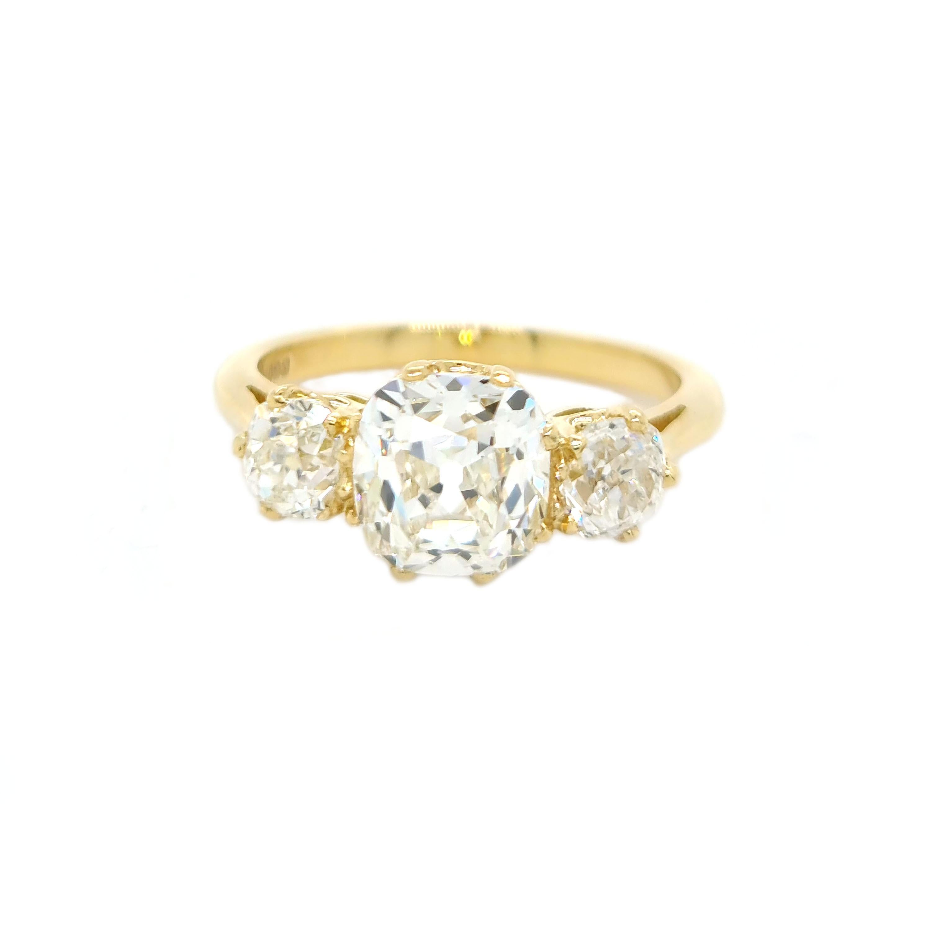 Taille coussin Bague de style édouardien à trois pierres en or et diamants, 2,00 carats J SI1 en vente