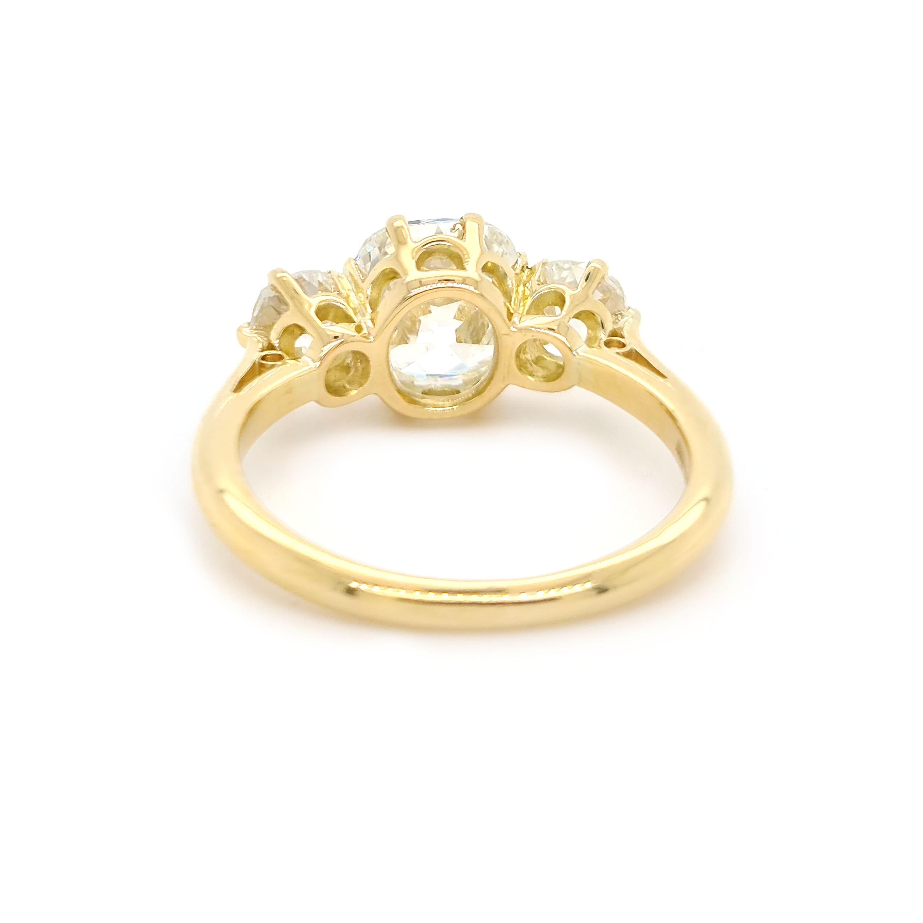 Bague de style édouardien à trois pierres en or et diamants, 2,00 carats J SI1 en vente 1