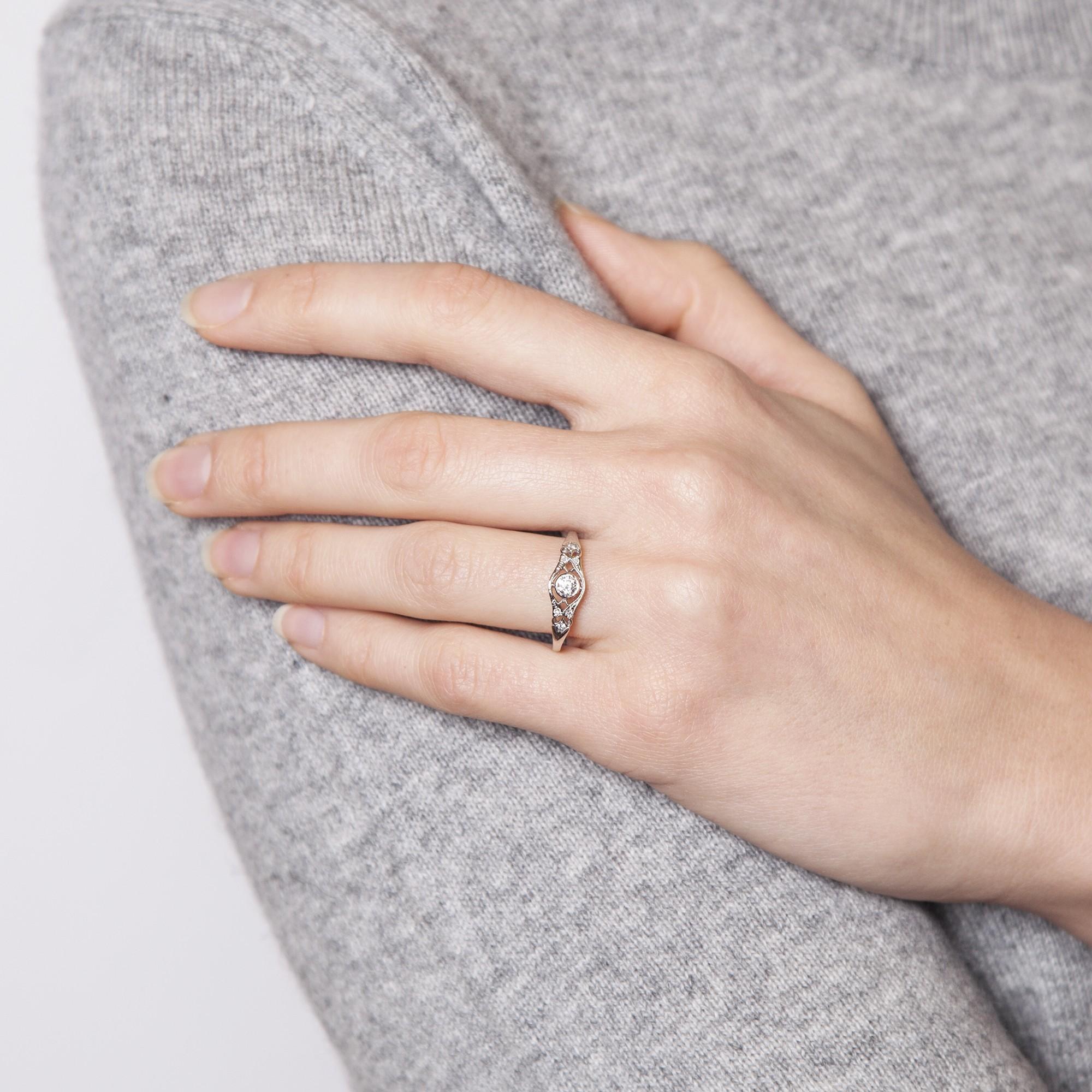 Edwardian Style Unworn Platinum Filigree Brilliant Cut Diamond Engagement Ring In New Condition For Sale In Berlin, Berlin
