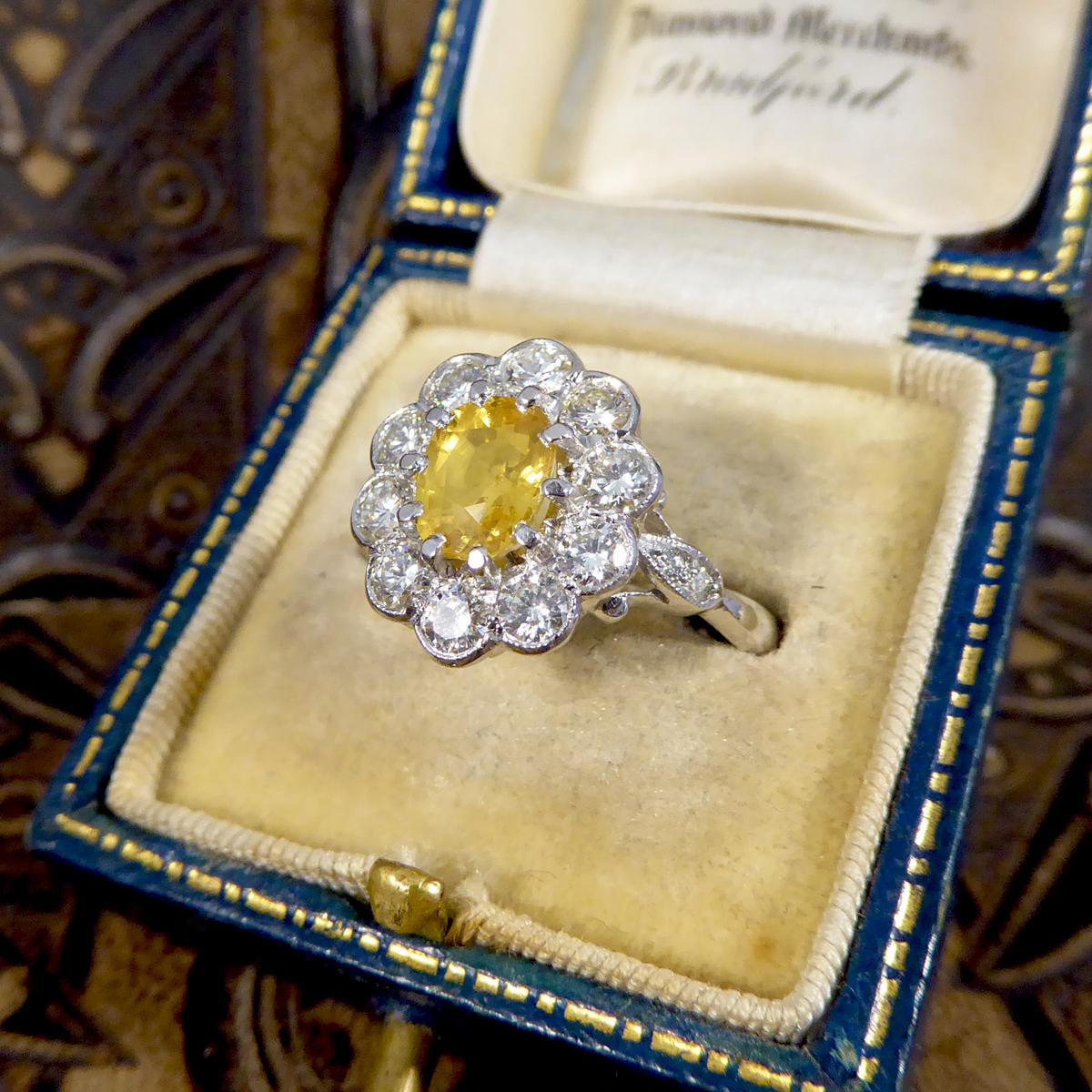 Platin-Cluster-Ring im viktorianischen Stil mit gelbem Saphir und Diamant 2