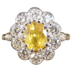 Platin-Cluster-Ring im viktorianischen Stil mit gelbem Saphir und Diamant