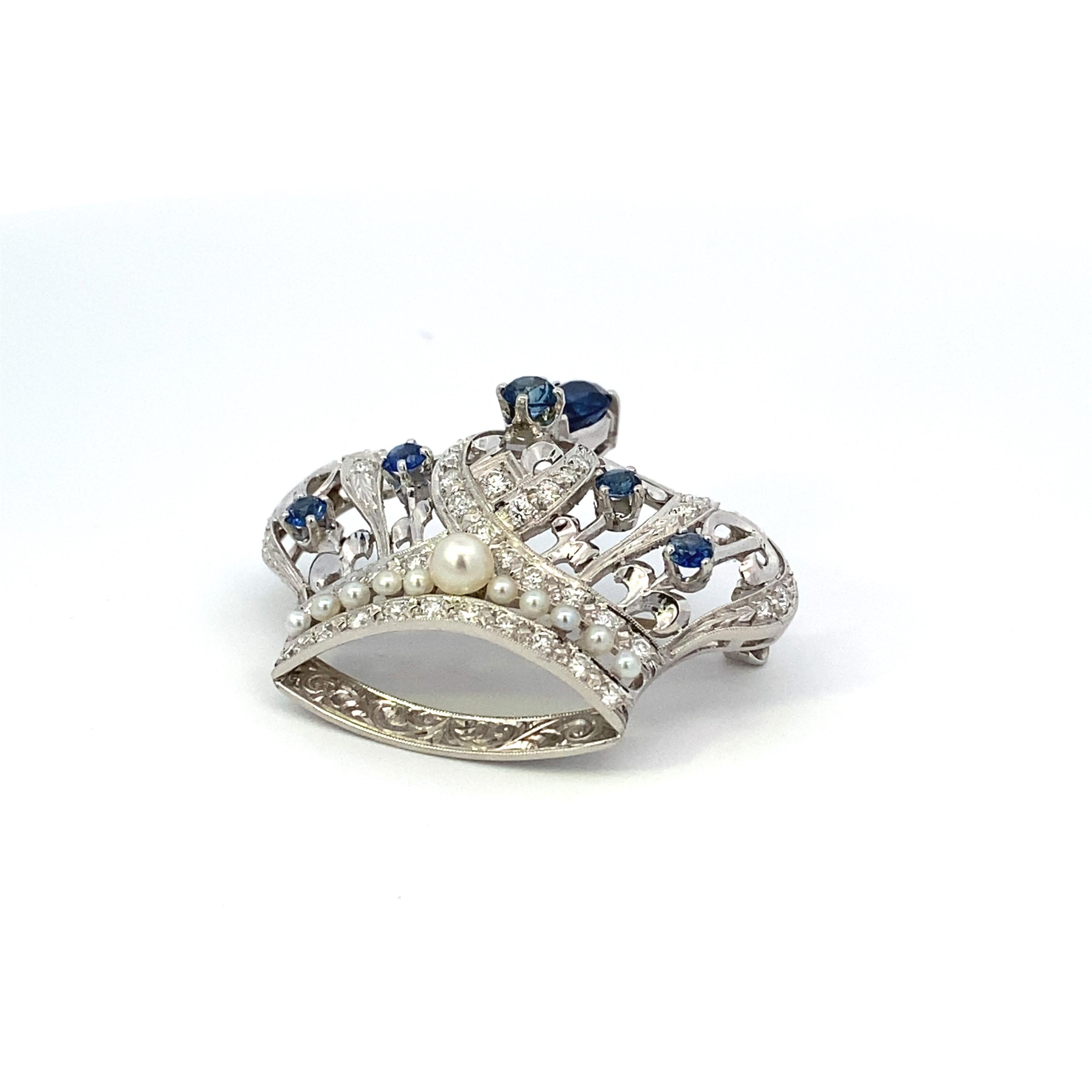 Taille poire Broche couronne en platine de style édouardien avec saphirs, diamants et perles