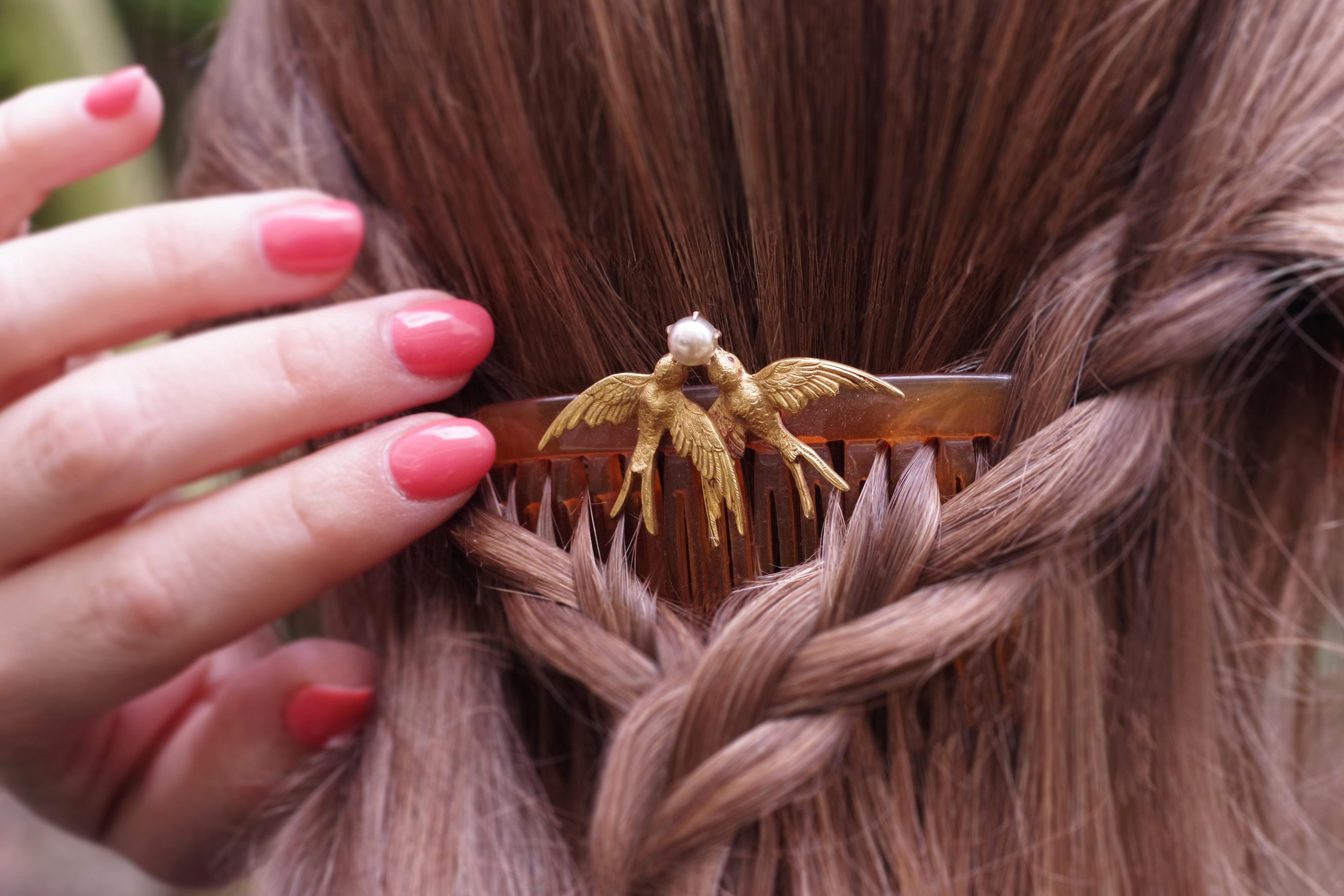 Edwardian Swallow Wedding Comb in 18 Karats Gold In Fair Condition In PARIS, FR