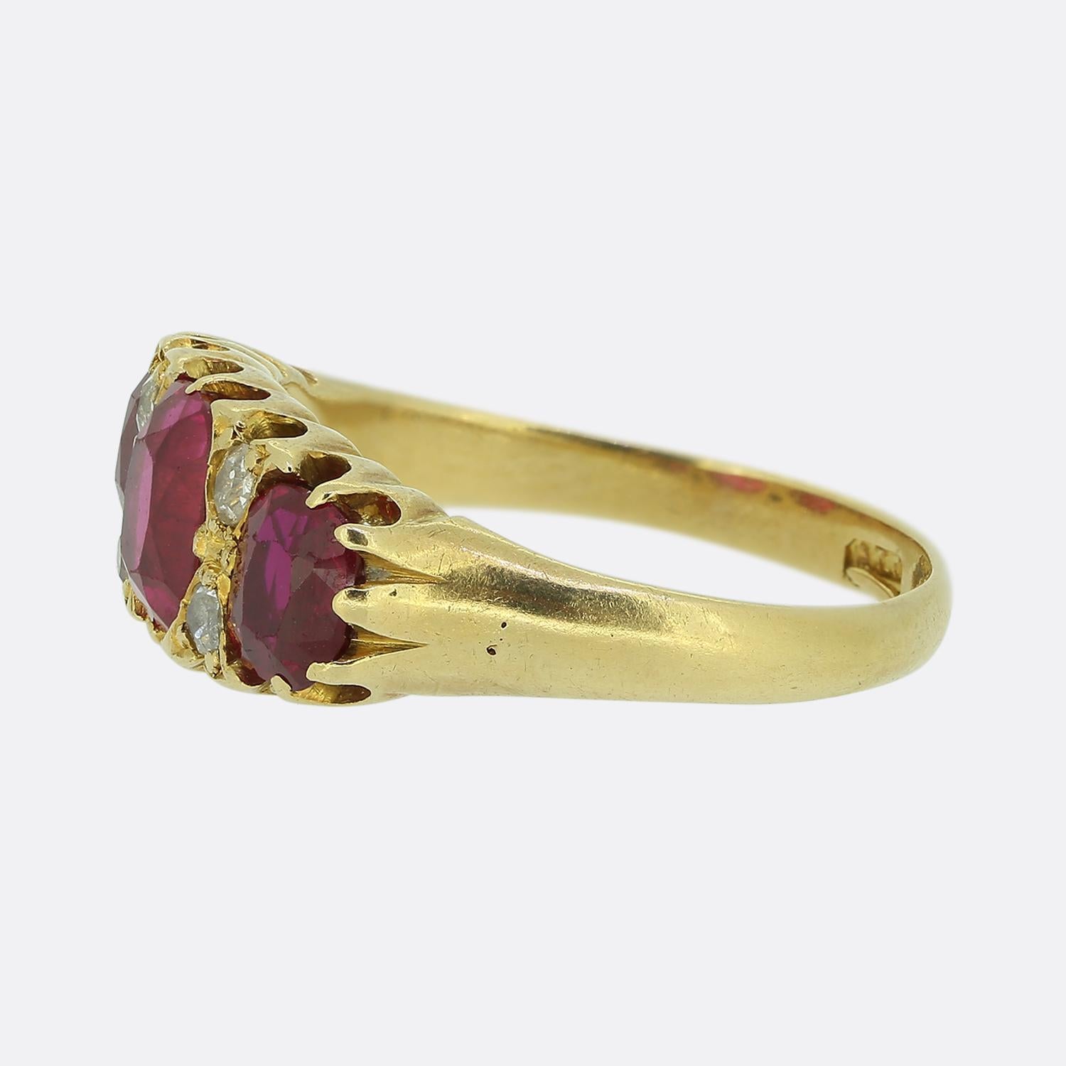 Dies ist ein Ring aus 18 Karat Gelbgold mit einem synthetischen Rubin und Diamanten aus der Edwardianischen Ära. Das leuchtende, satte Rot der Rubine wird durch das kontrastreiche, strahlend weiße Funkeln der Diamanten im Altschliff hervorragend