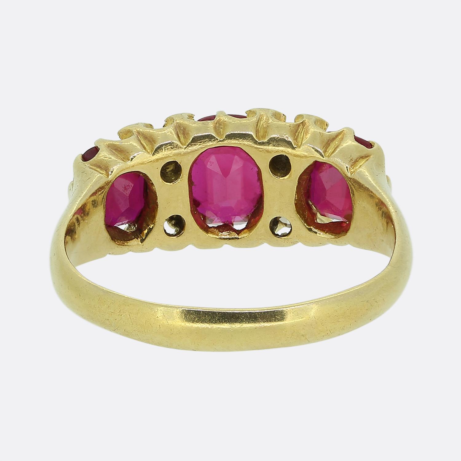 Edwardianischer synthetischer Rubin- und Diamantring mit drei Steinen im Zustand „Gut“ im Angebot in London, GB